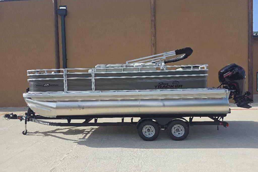 2026 Sun Tracker Fishin' Barge 20 DLX