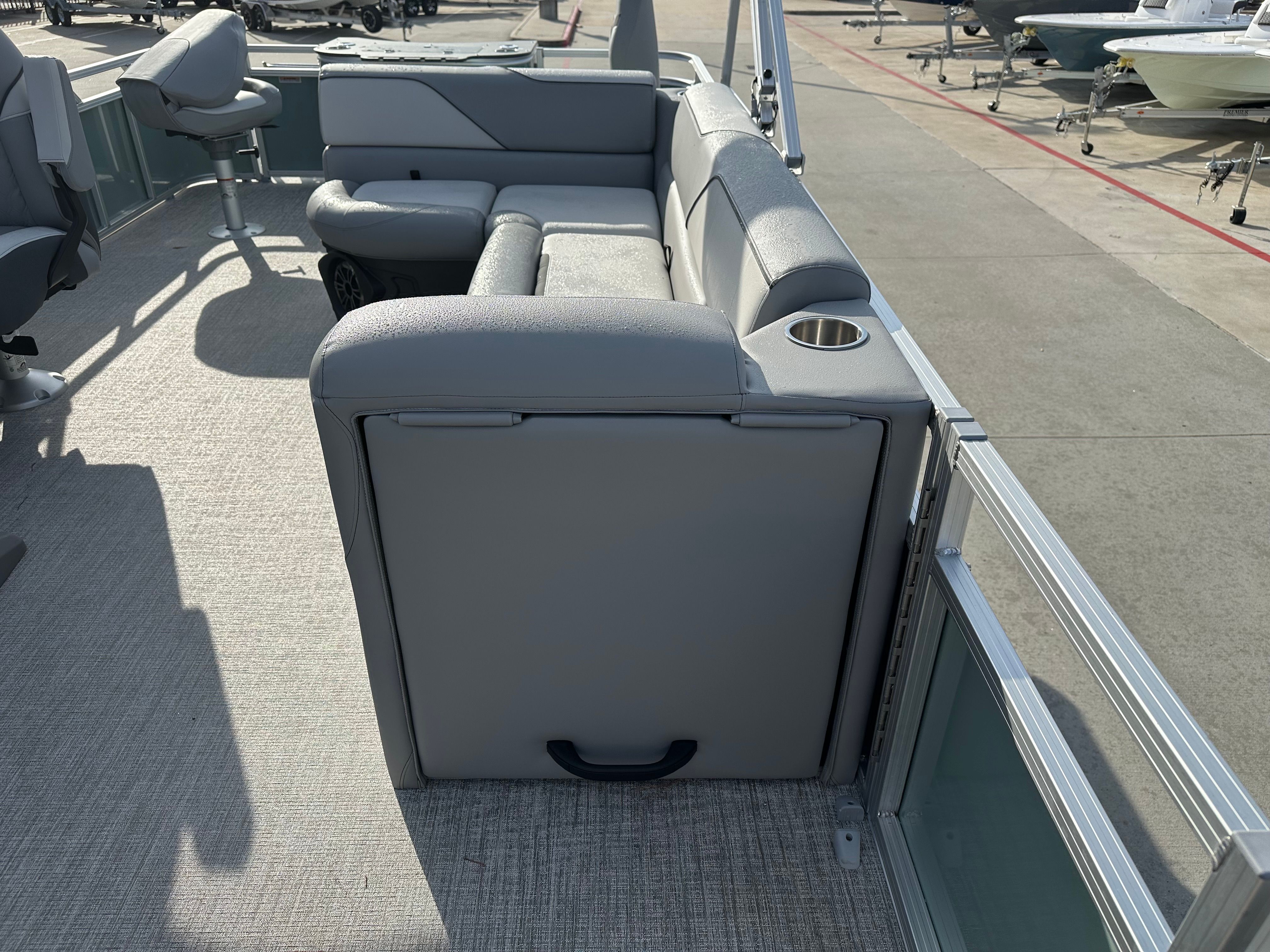 2026 Avalon Venture 85 Rear Fish - 21' - 18