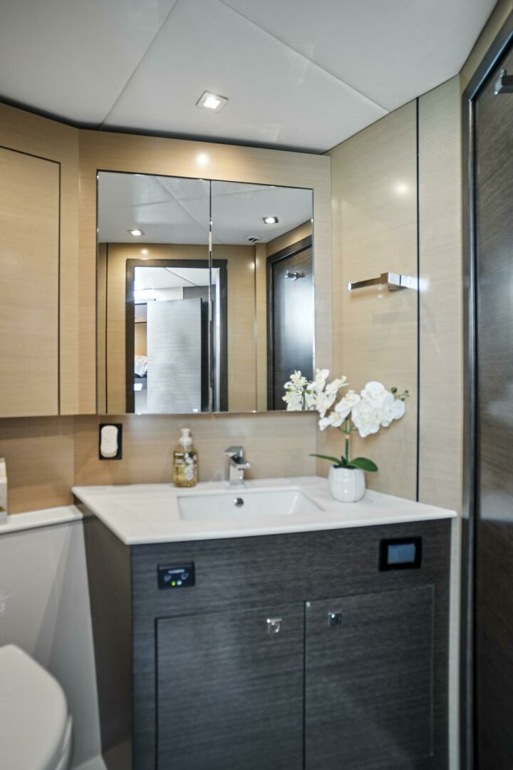 2019 Cruisers Yachts 54 Cantius - Image 40