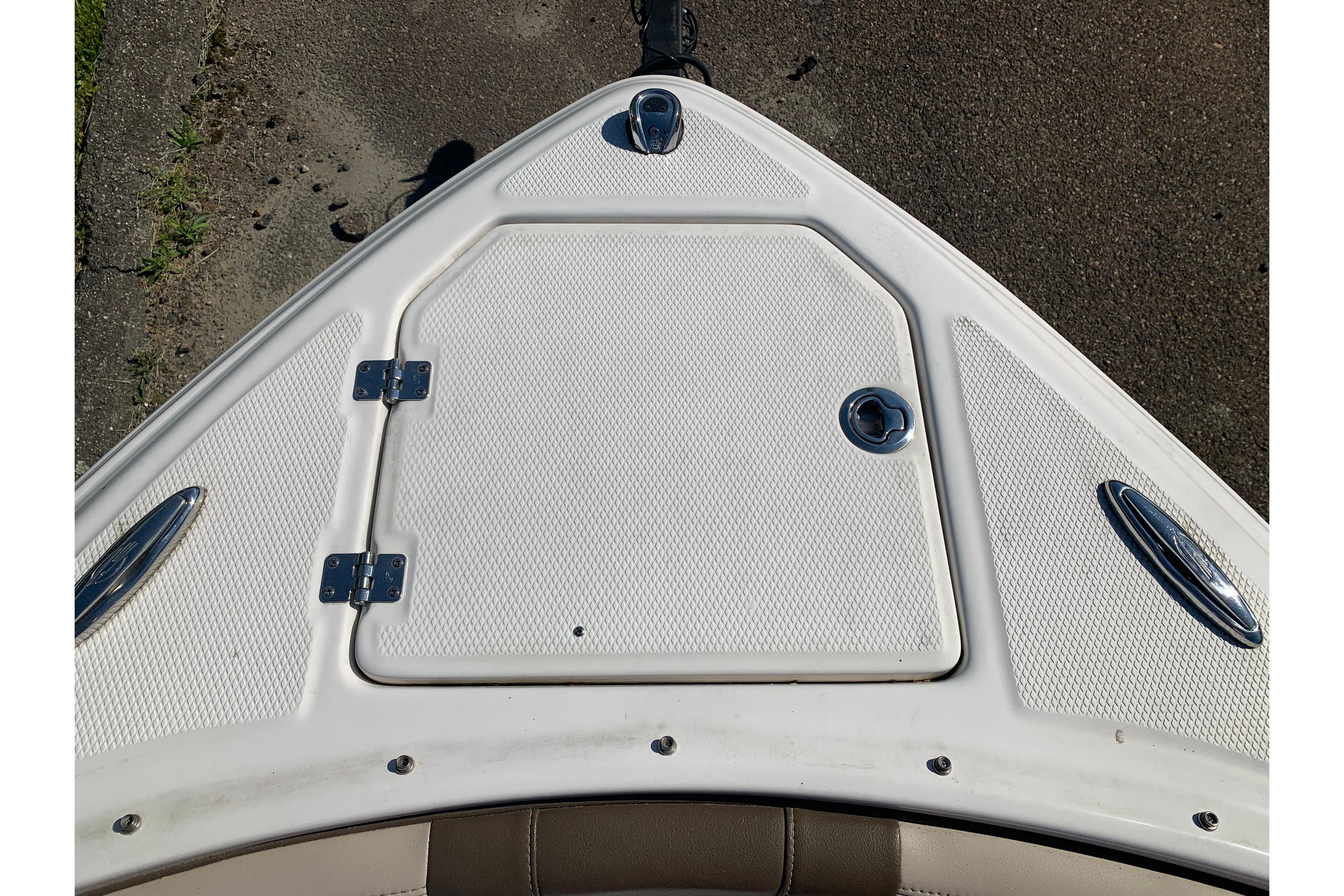 Bow of 2022 Chaparral 23 SSi boat with storage hatch and cleats.