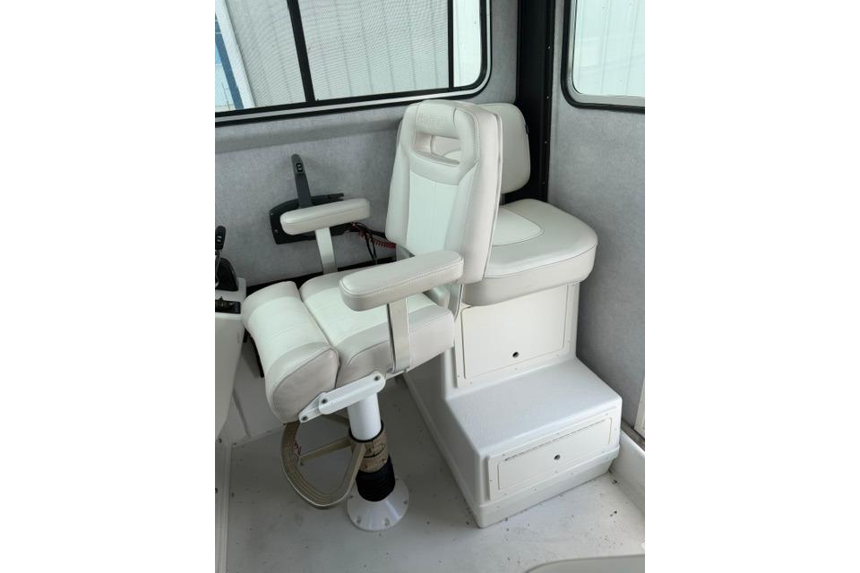 Captain's chair in 2016 Parker 2520 Sport Cabin boat interior.