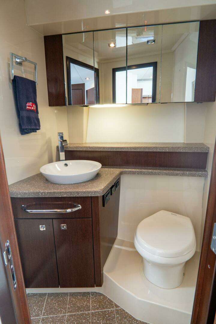 2013 Cruisers Yachts 48 Cantius - Image 27