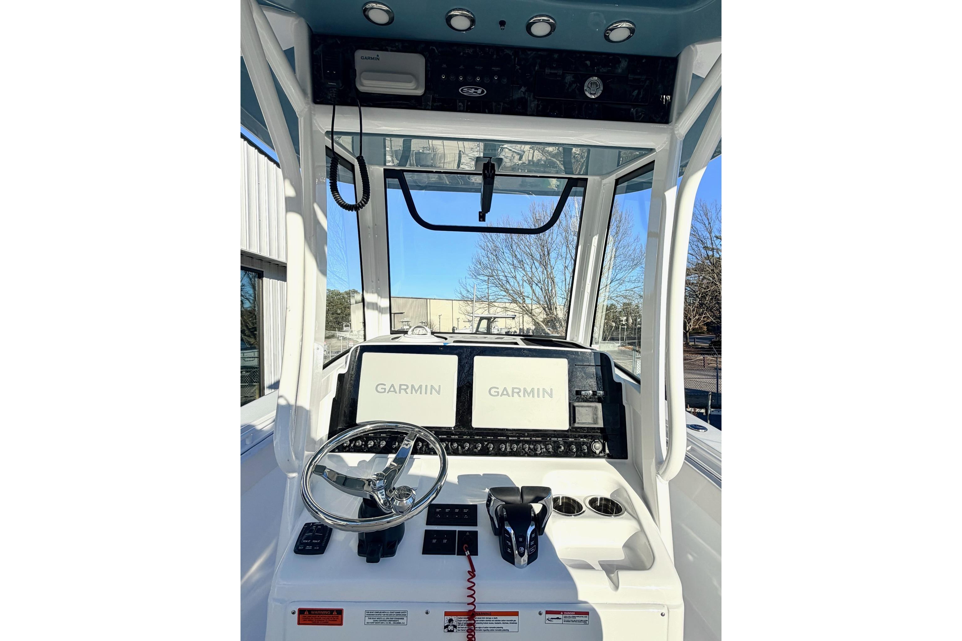 2026 Sea Hunt Ultra 275 Coffin Box helm with Garmin navigation system.