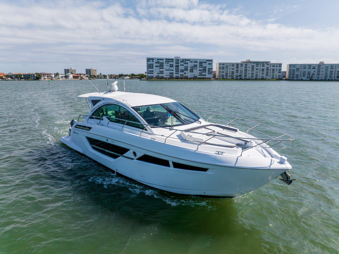 2018 Cruisers Yachts 50 CANTIUS - Image 4