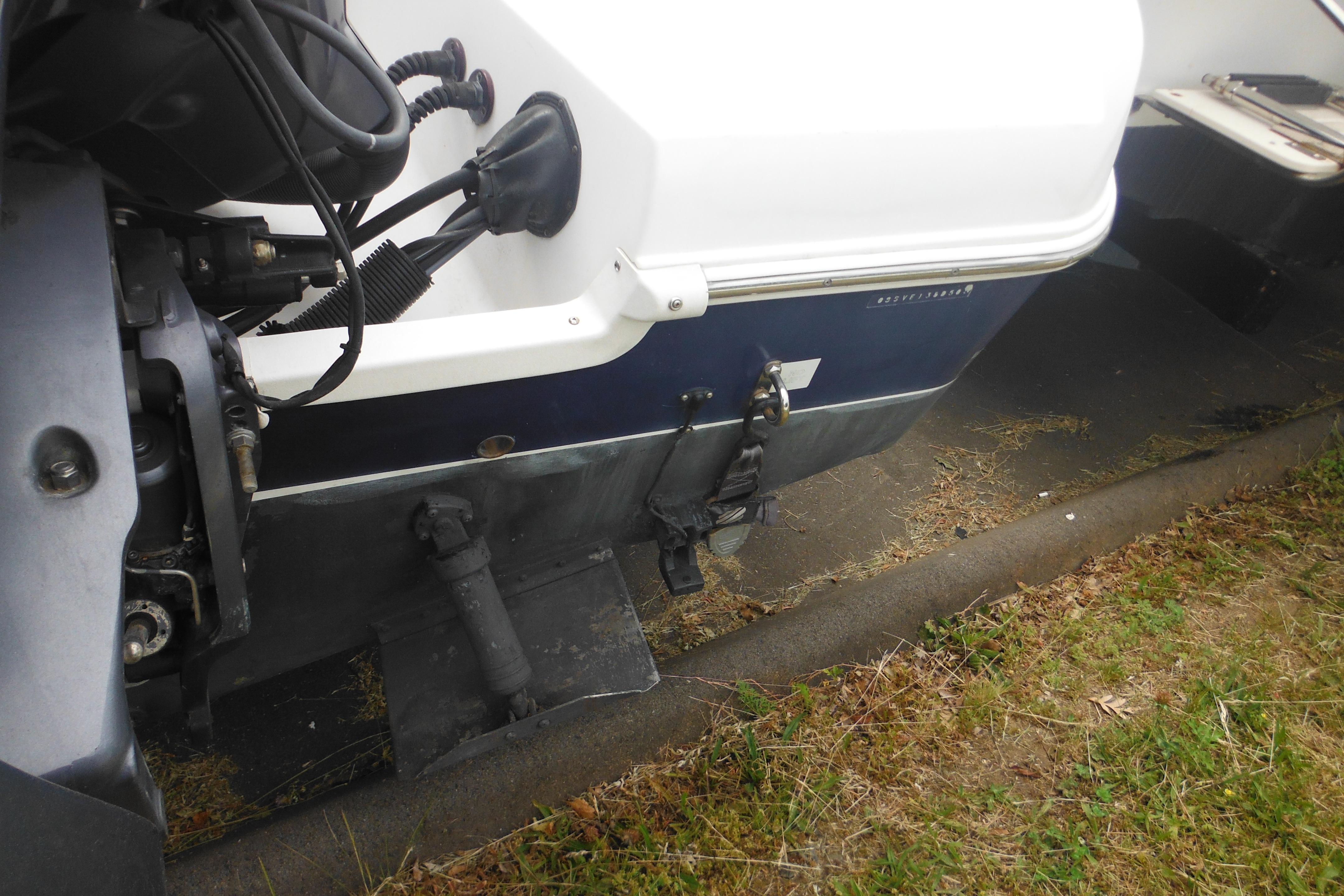 2005 Seaswirl Striper 2101 Walkaround O/B boat engine and hull detail.