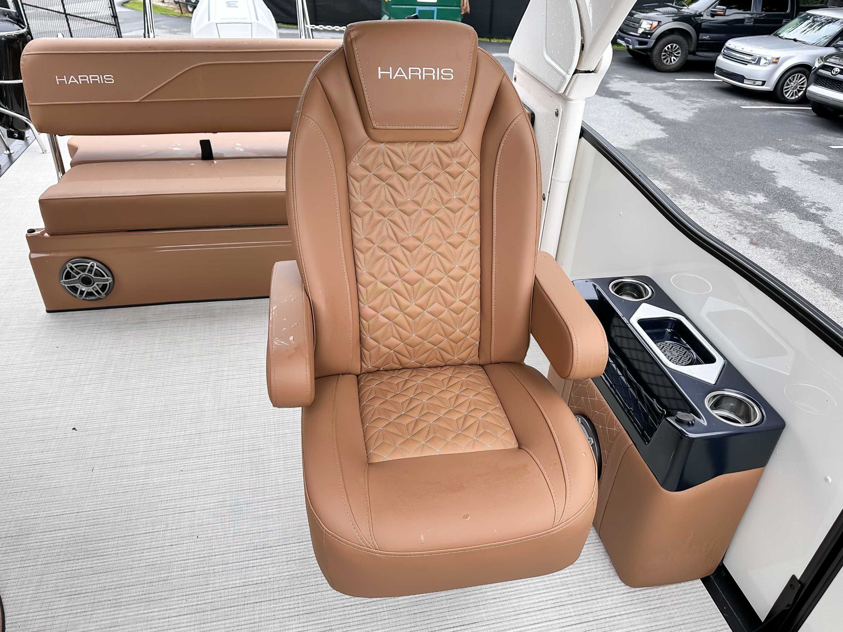 Luxurious seating in Harris Grand Mariner 230 SLDH 2025 boat.