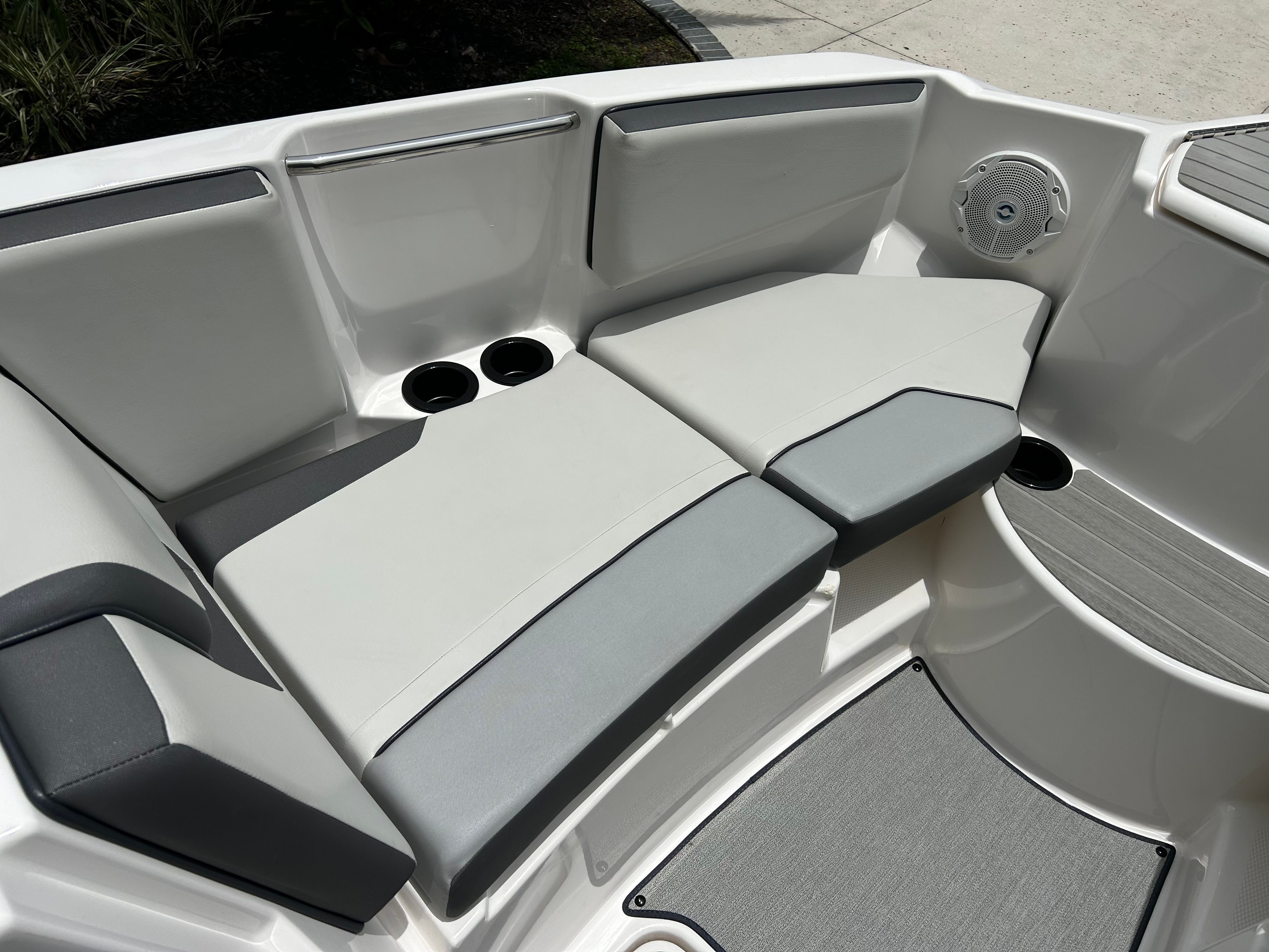 The 2022 Yamaha AR220 features gray and white seating with cup holders.