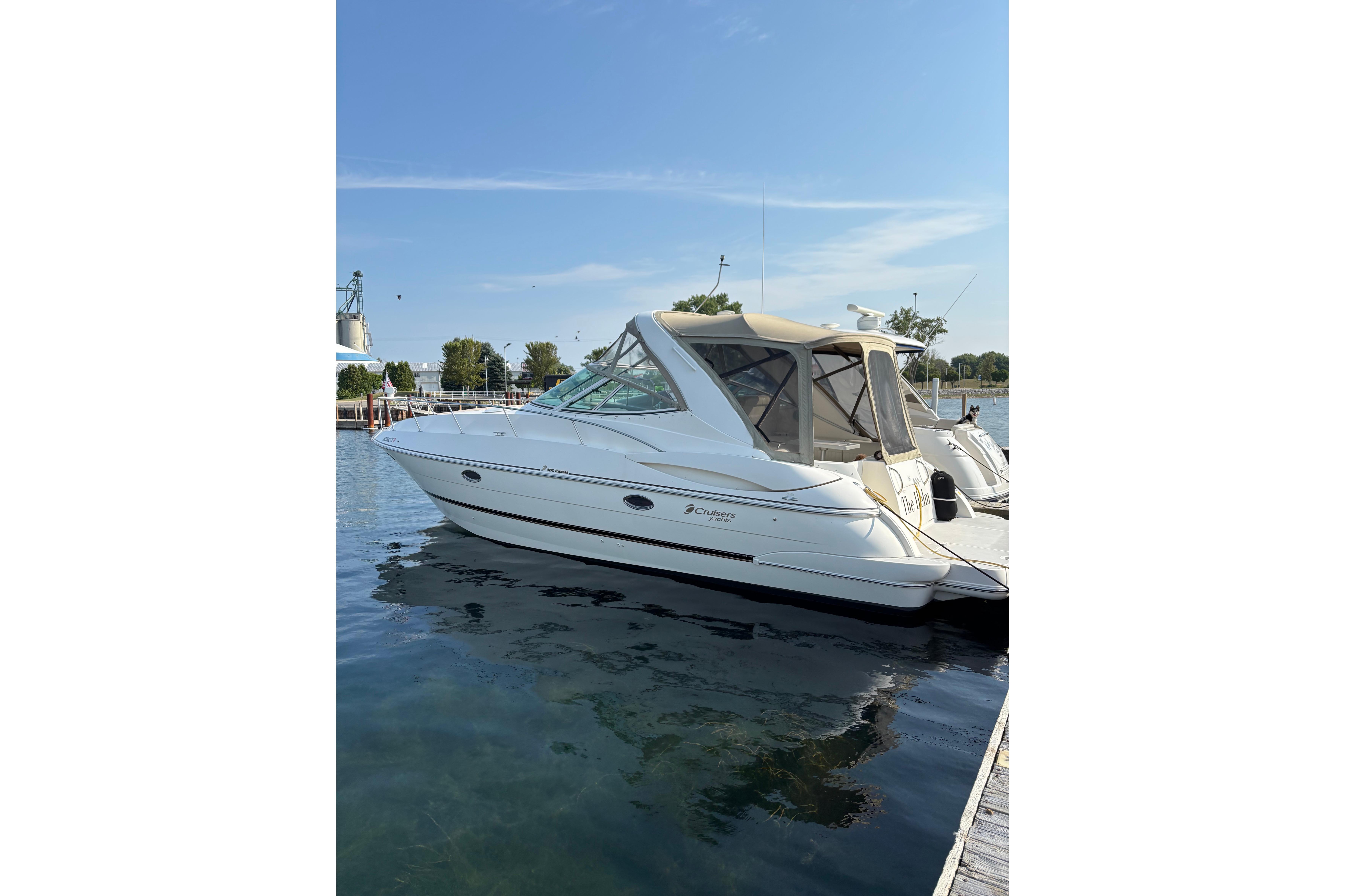 2003 Cruisers Yachts 3470 Express