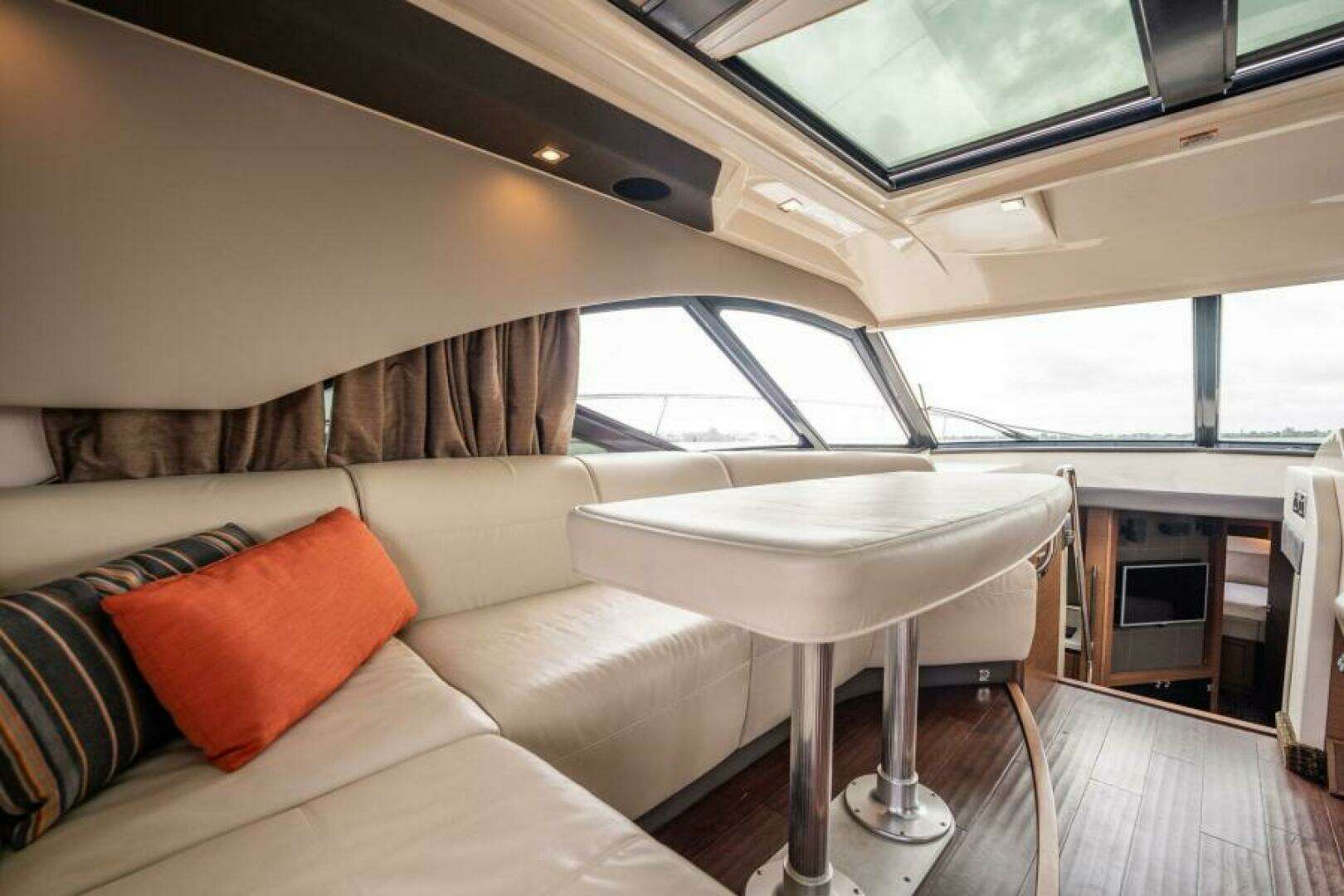 2015 Sea Ray 510 Sundancer - Image 12