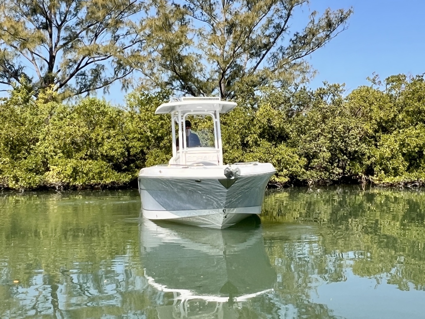 2021 Robalo R242 Explorer - Image 4