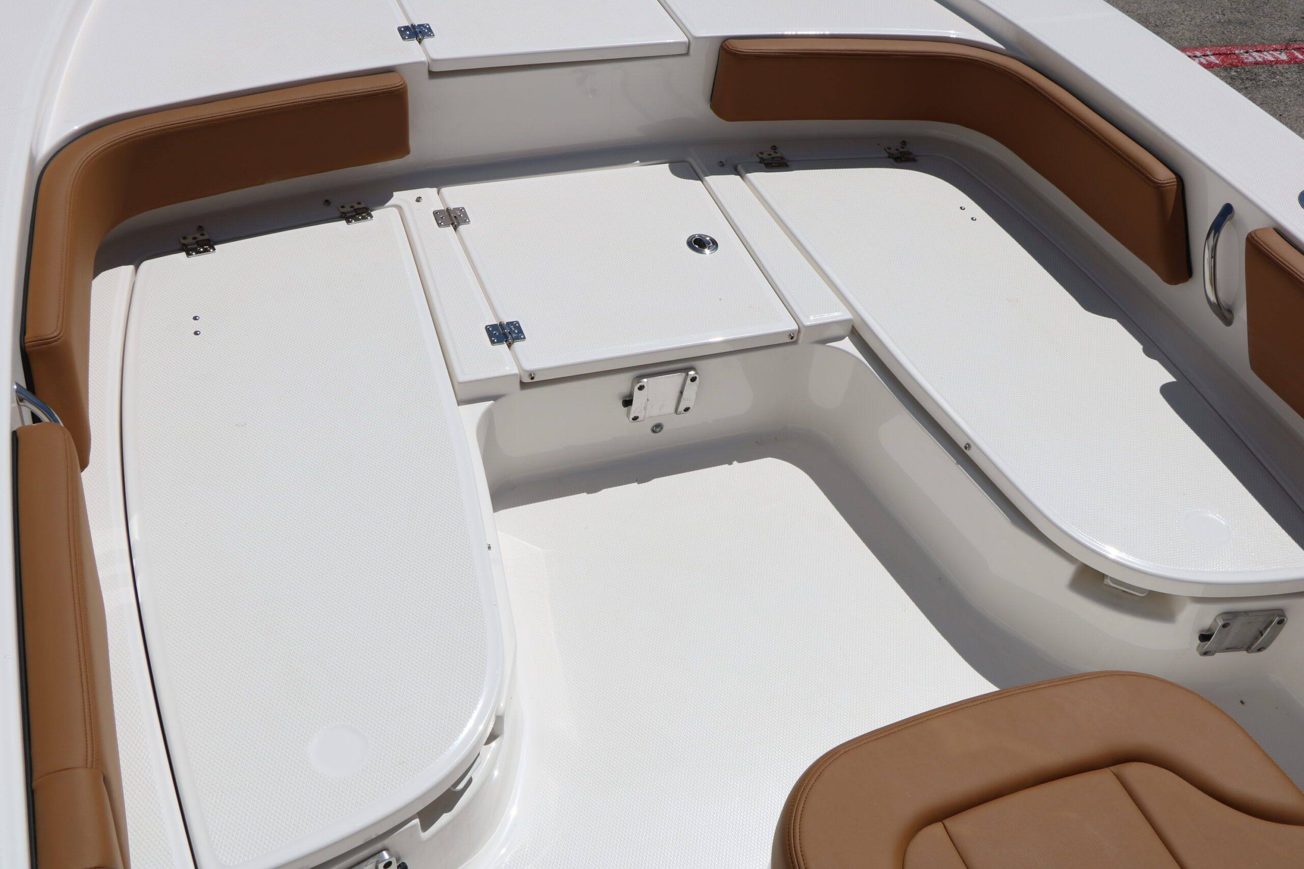 2026 Robalo 246 Cayman - 43