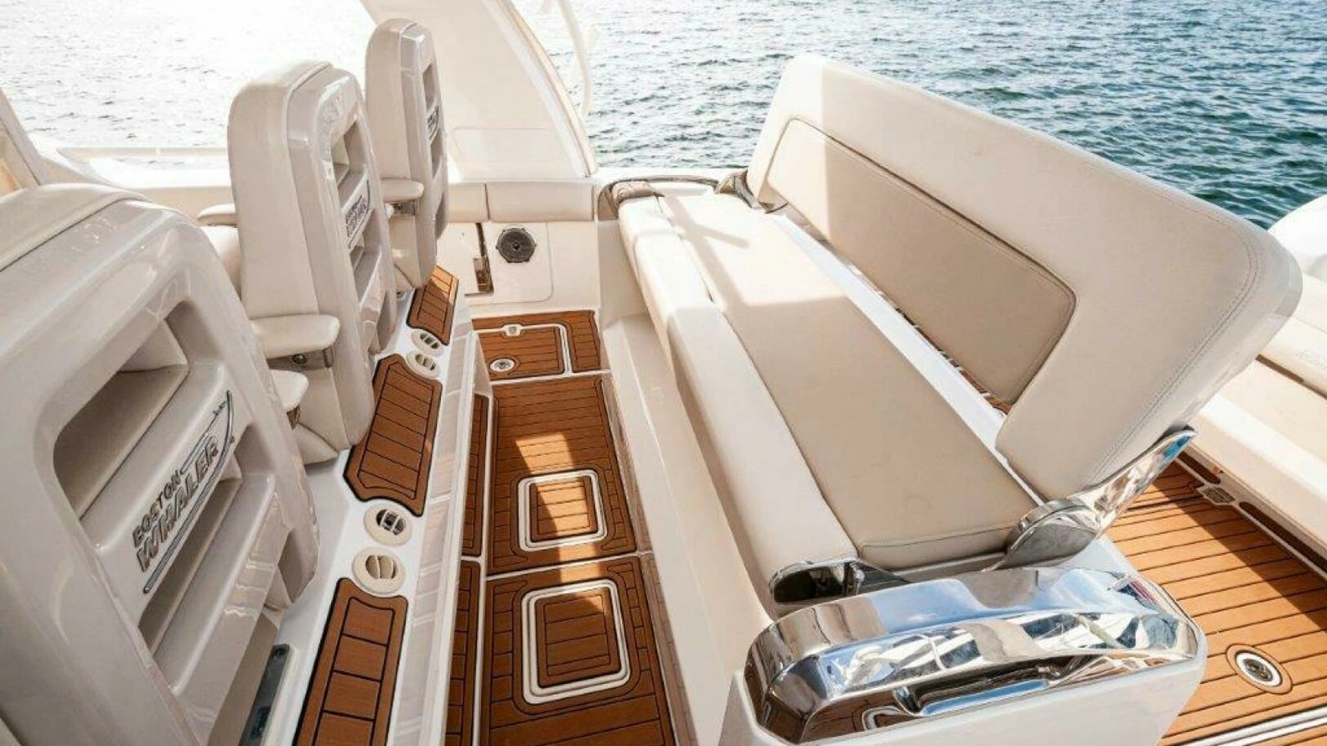 2018 Boston Whaler 420 Outrage - Image 17