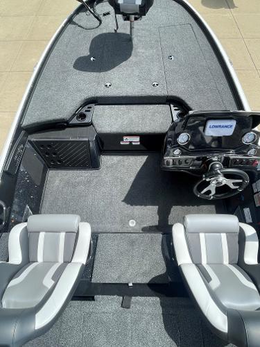 2025 Nitro Z18 boat interior with dual seats and modern dashboard.