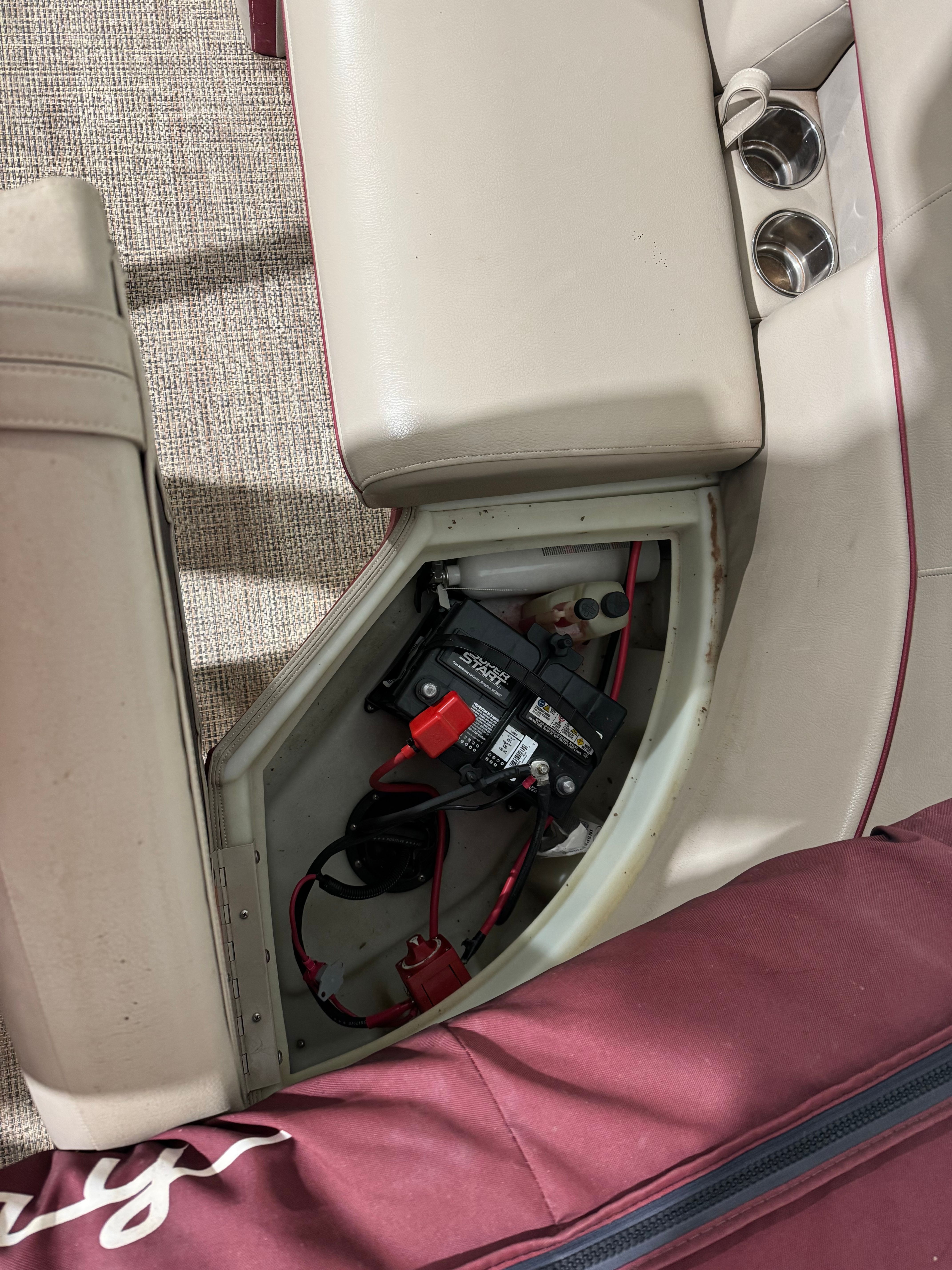 Battery installation in a Custom 523 RS boat, year 2016.