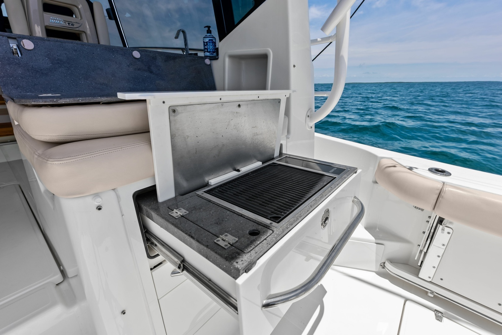 2023 Boston Whaler 405 Conquest - Image 18