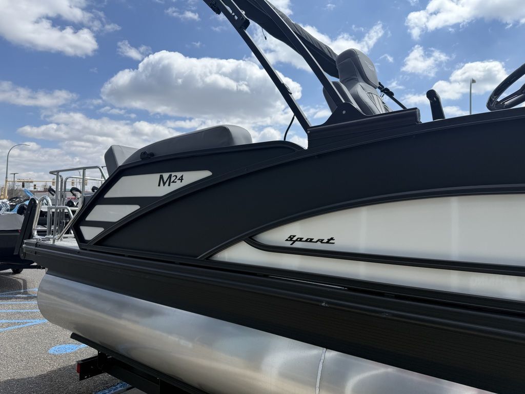 2026 Bennington 24 M Sport Lounge - 9