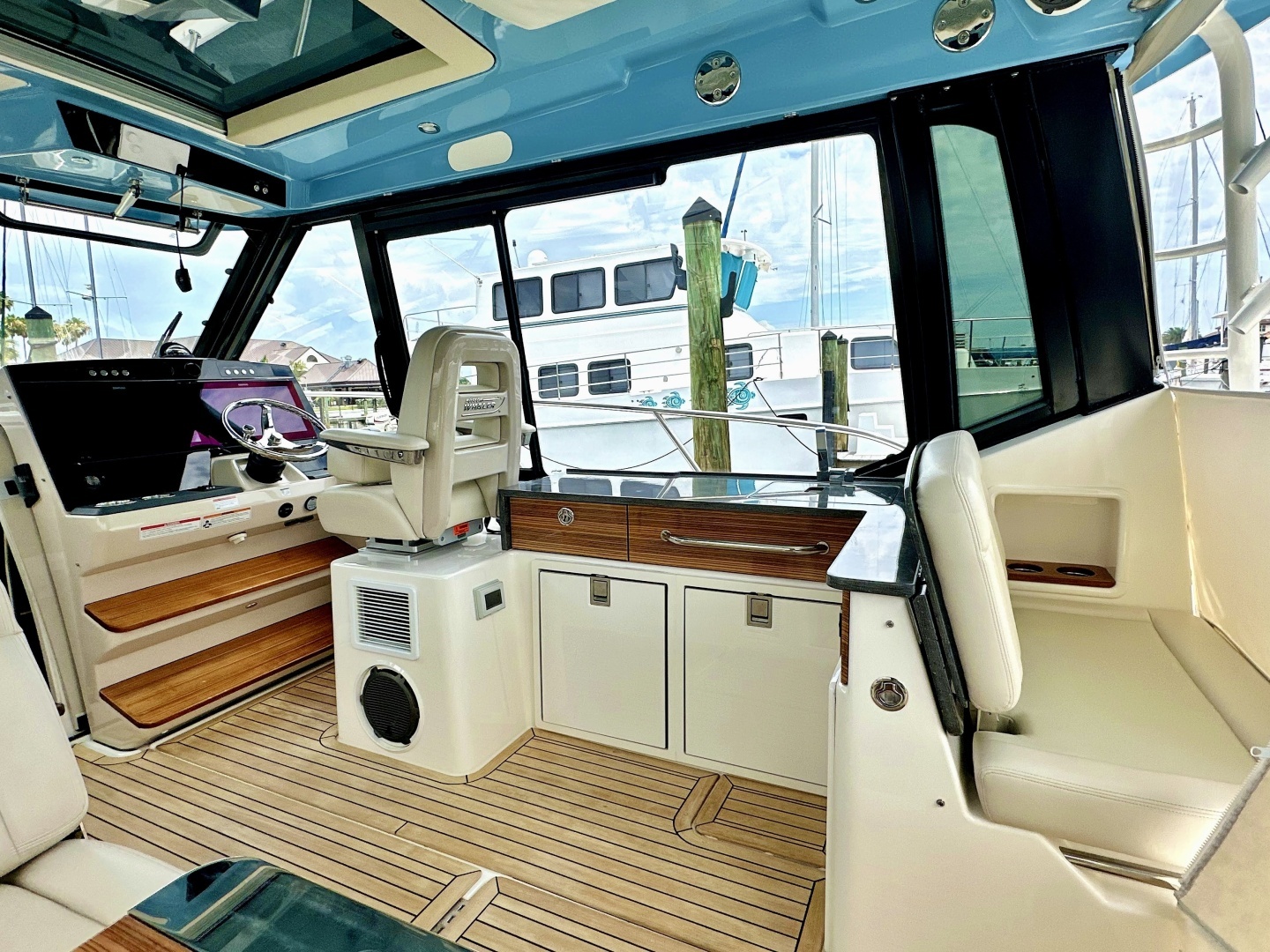 2023 Boston Whaler 405 Conquest - Image 15