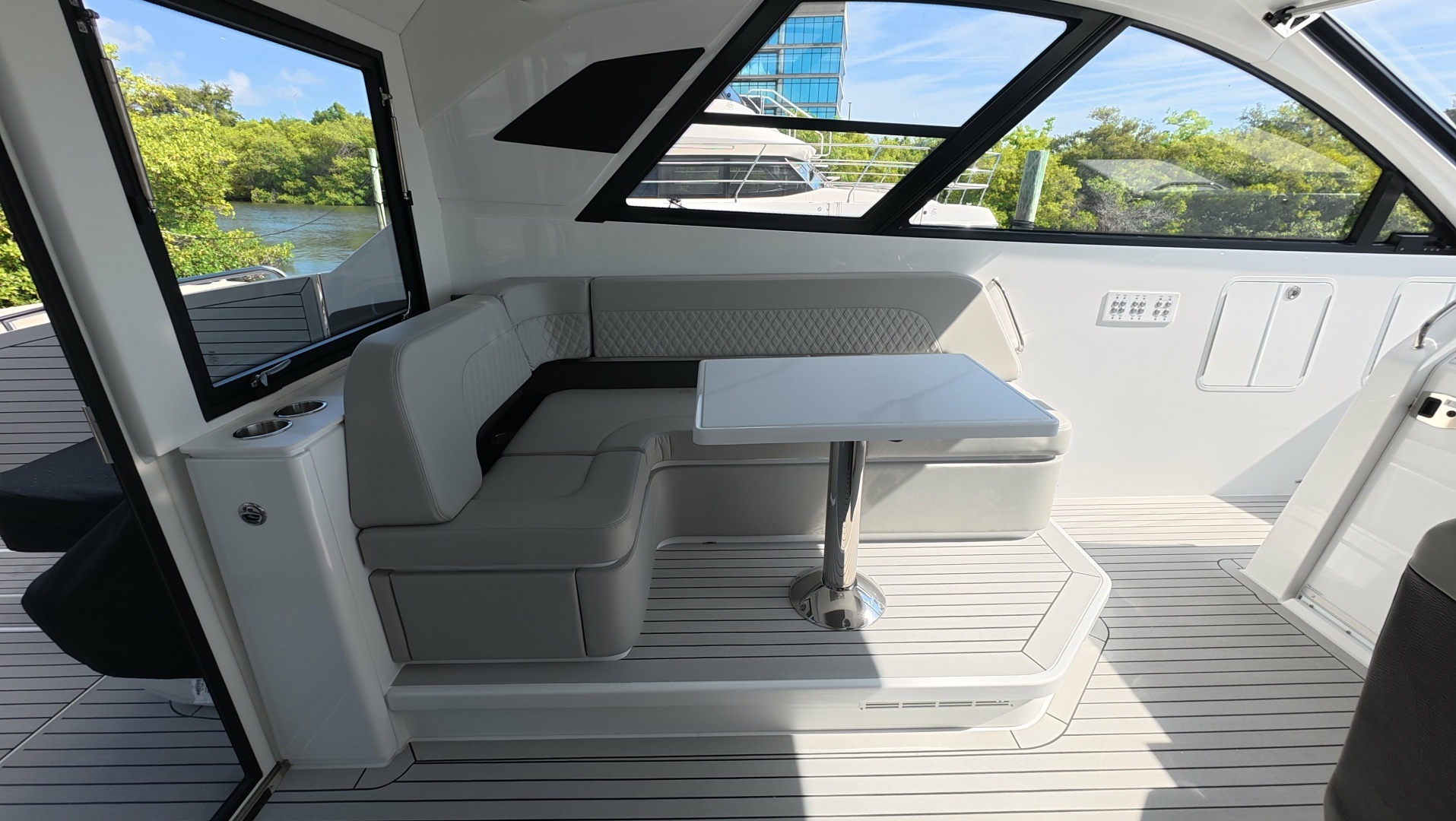2026 Cruisers Yachts 50GLS OB - Image 40