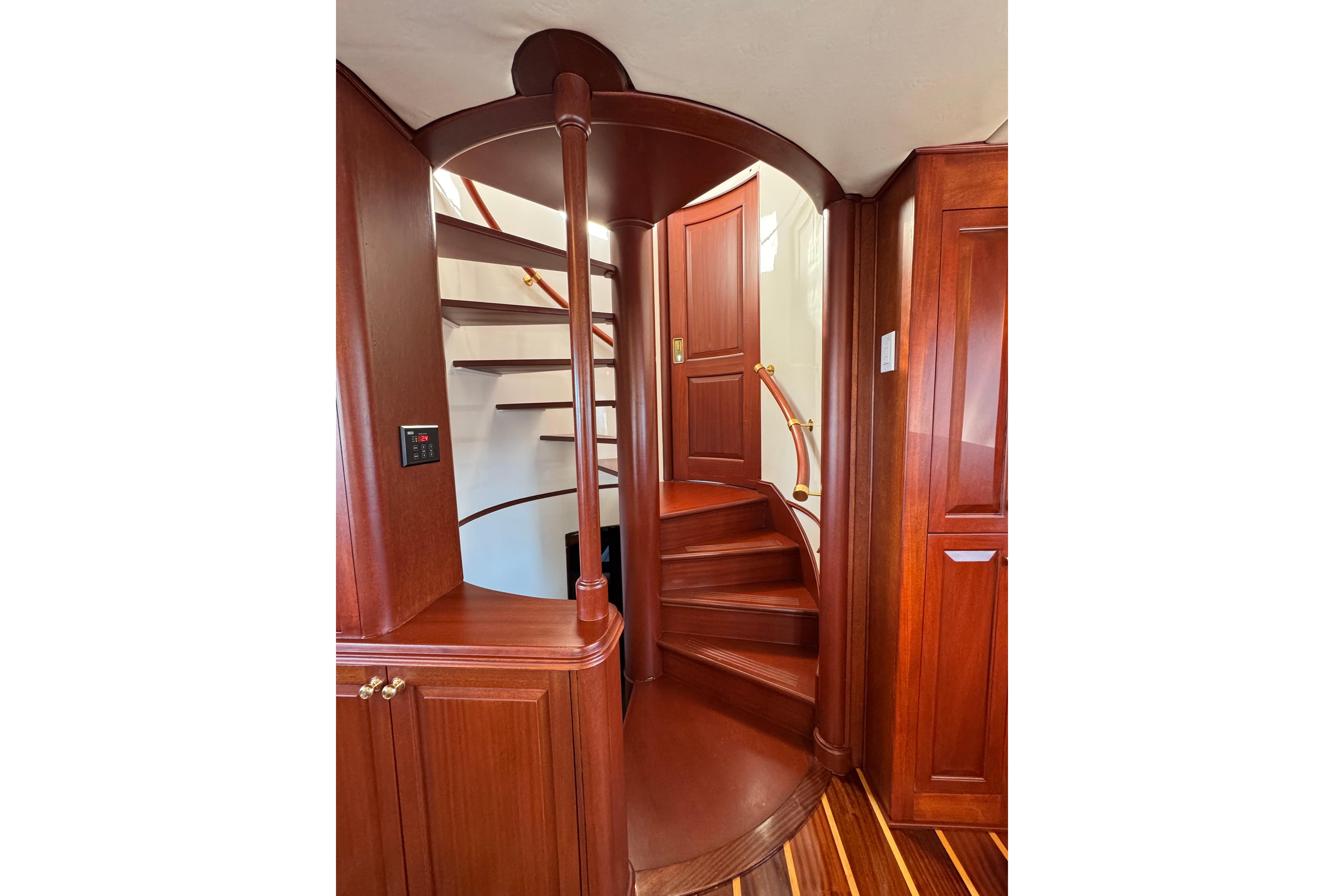 Elegant wooden spiral staircase in a 2001 Doogersbank Vipack interior.