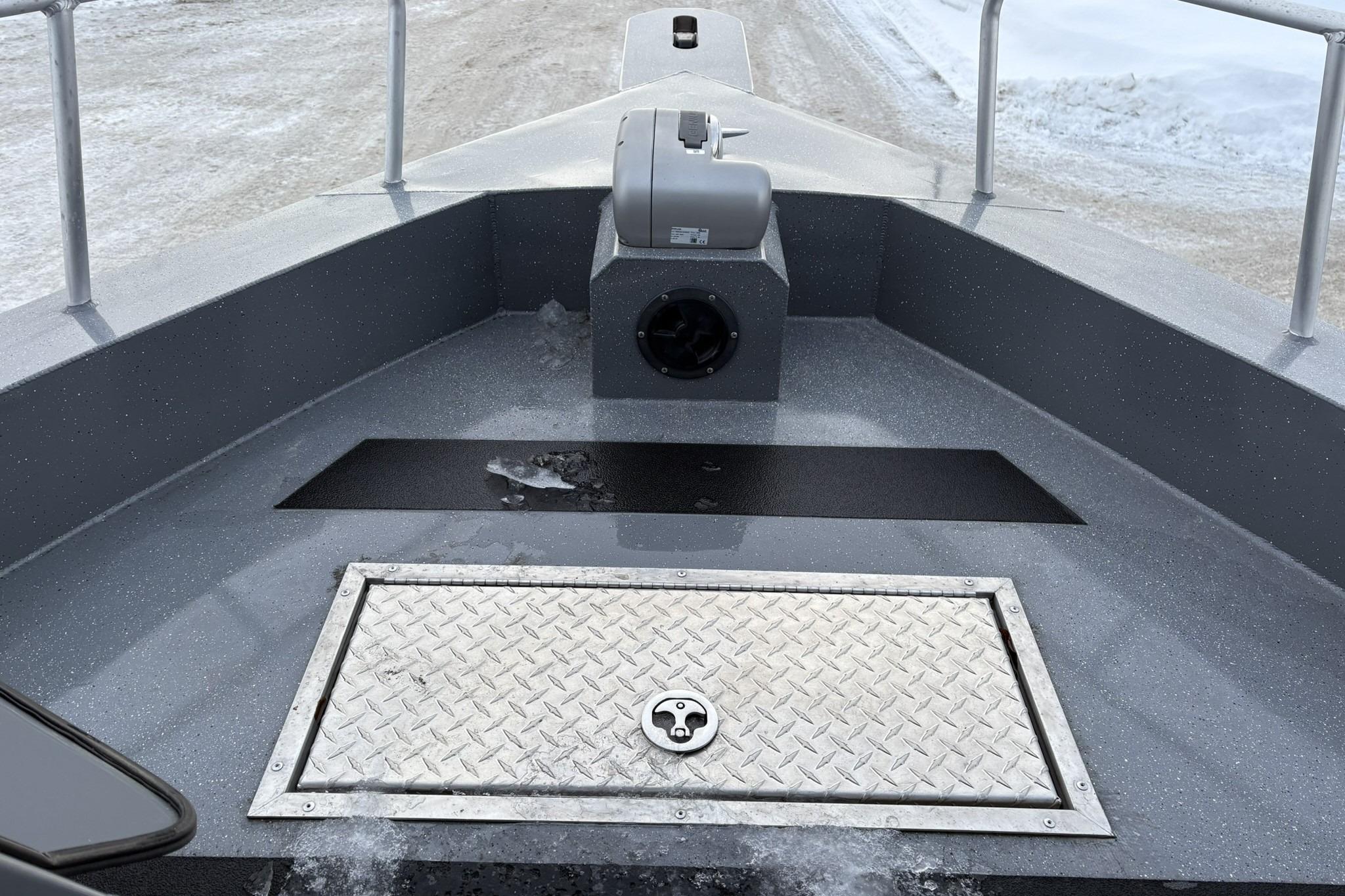 2024 Spartan 26 Maximus Pro XL boat deck with diamond plate hatch and railing.