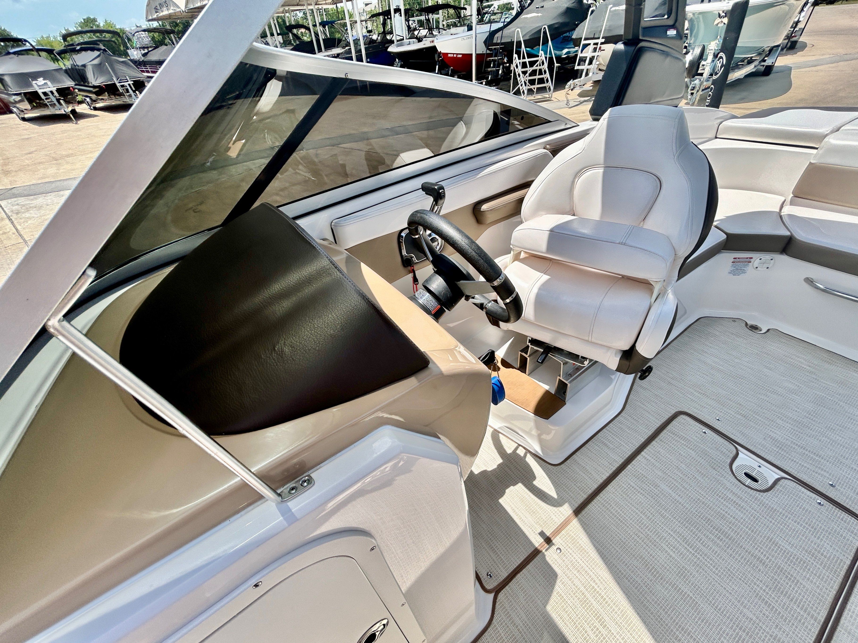 2018 Chaparral 23 Surf - 37
