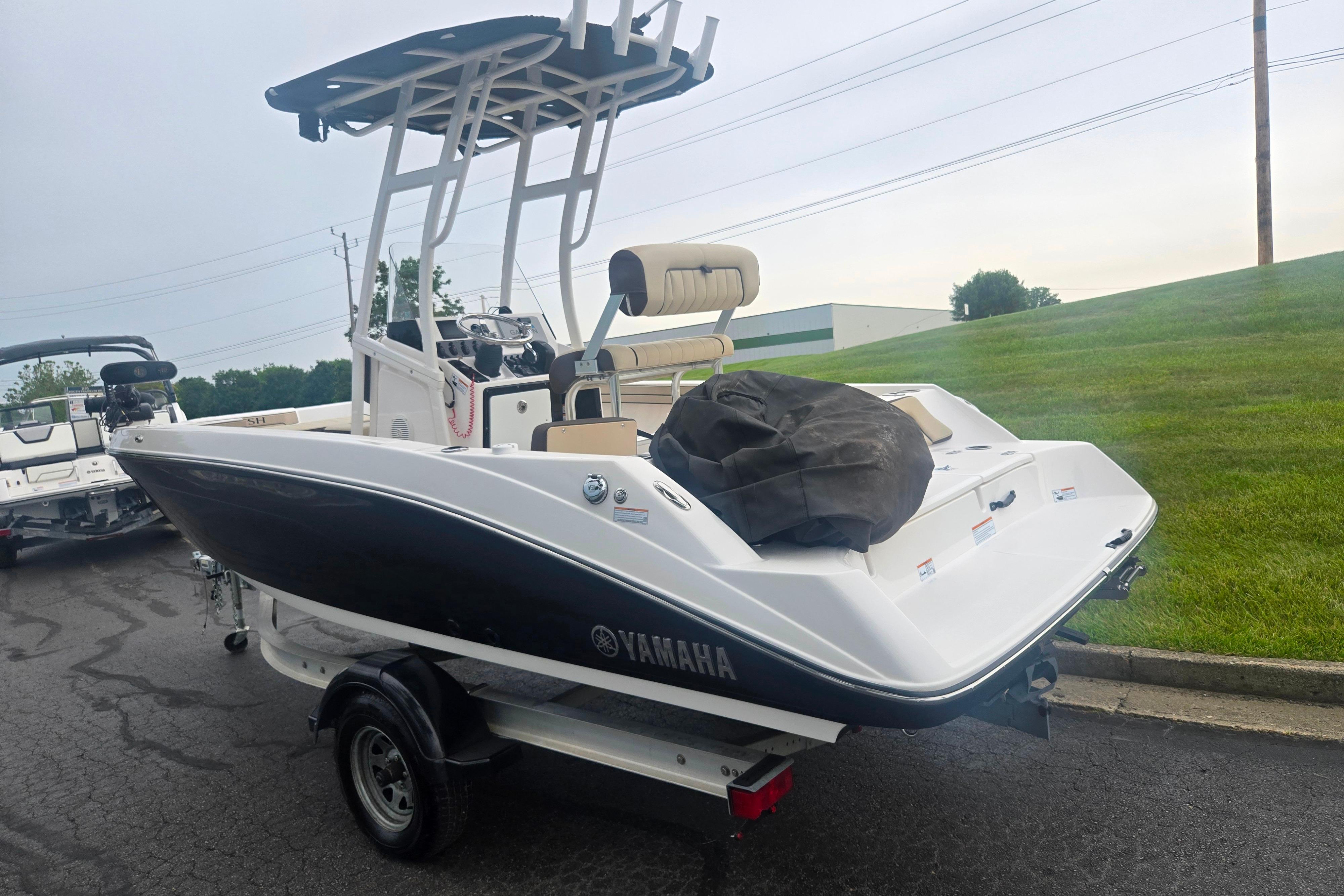 2022 Yamaha Boats 195 FSH Sport on trailer, parked outdoors.