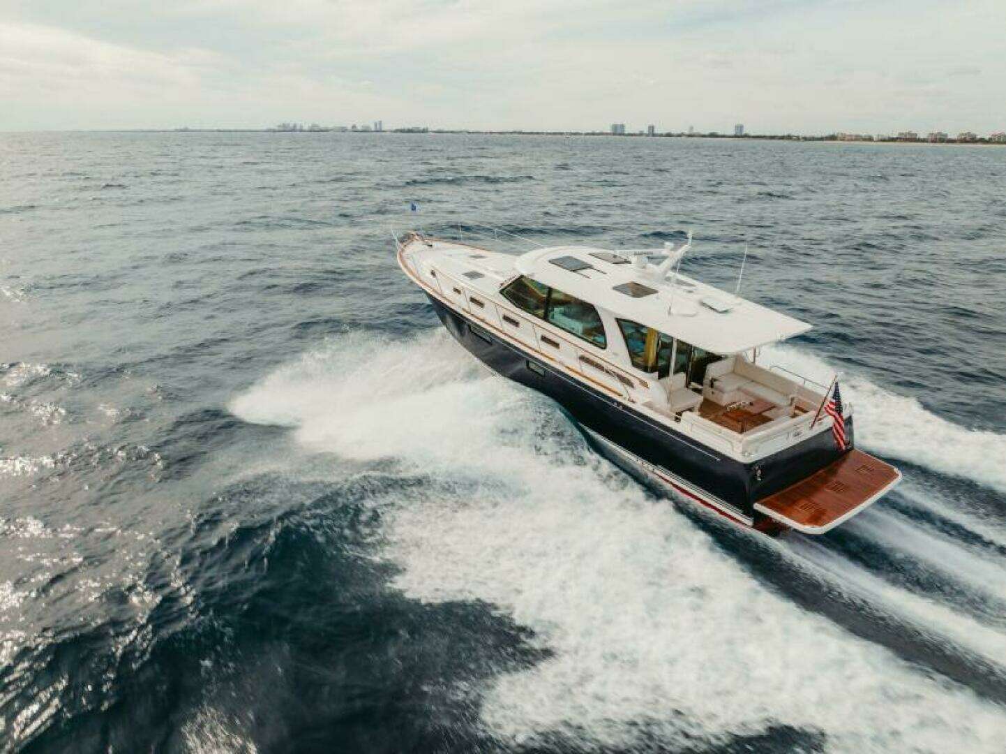 2027 Sabre 51 Salon Express - Image 3