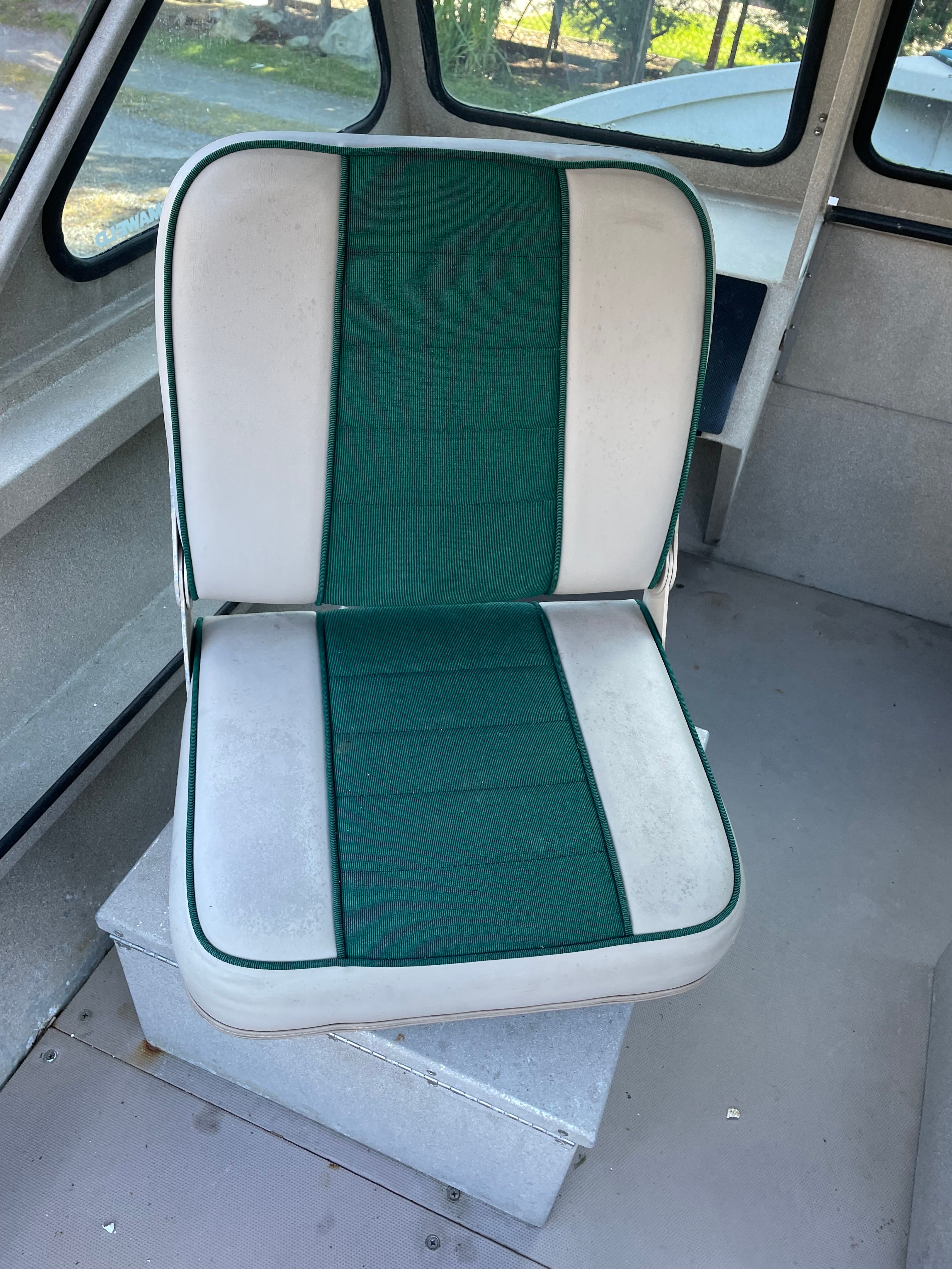 A green and white seat in a 2001 Alumaweld Stryker boat.