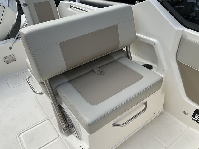 2024 Boston Whaler 210 Vantage - 11