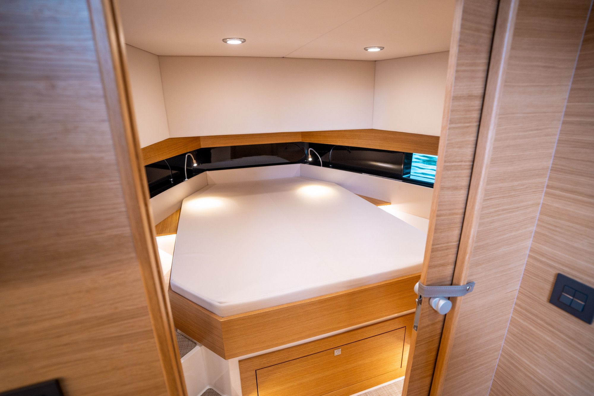 2025 De Antonio Yachts D42 Open - 34