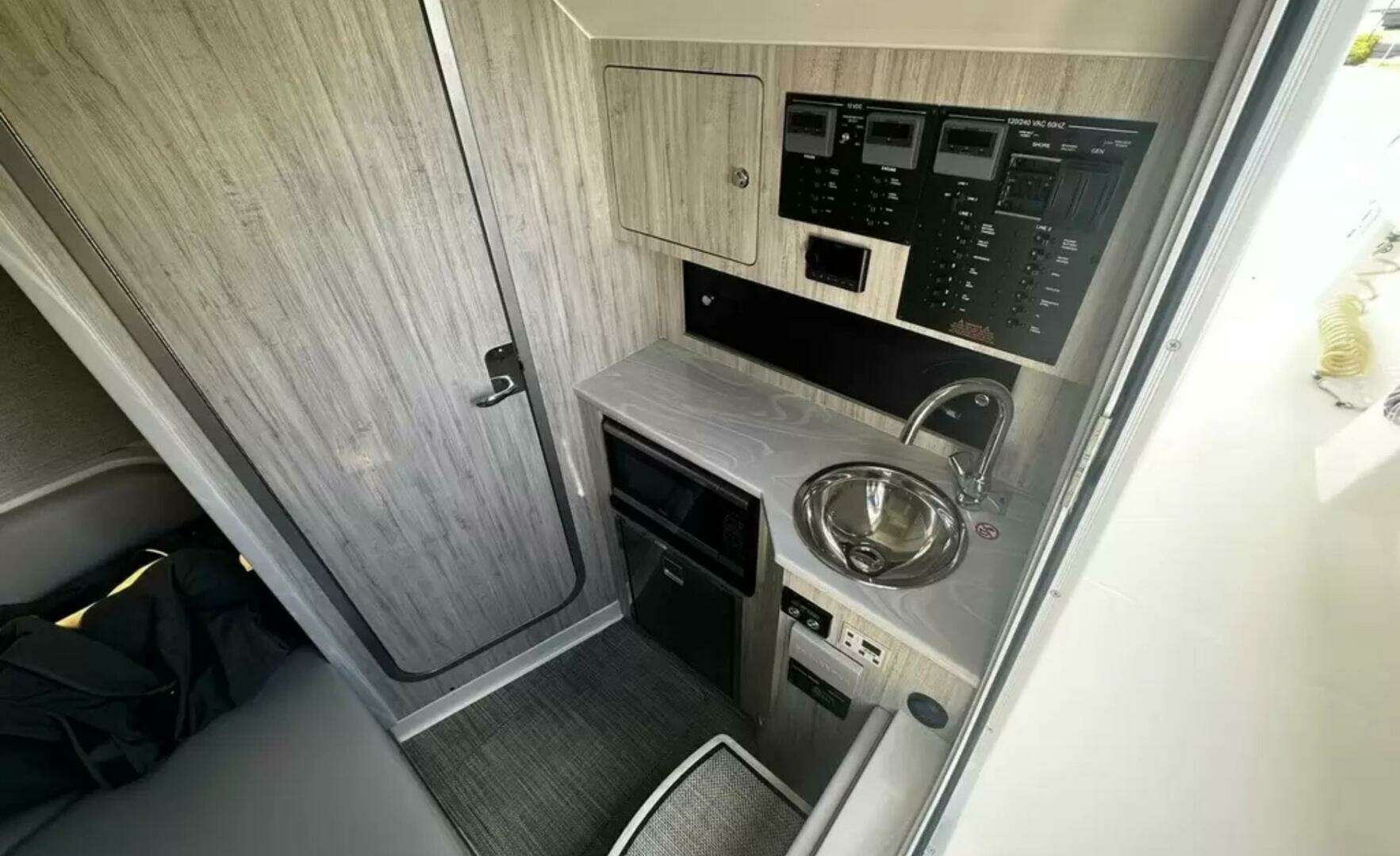 2023 Regulator 37 - Image 21