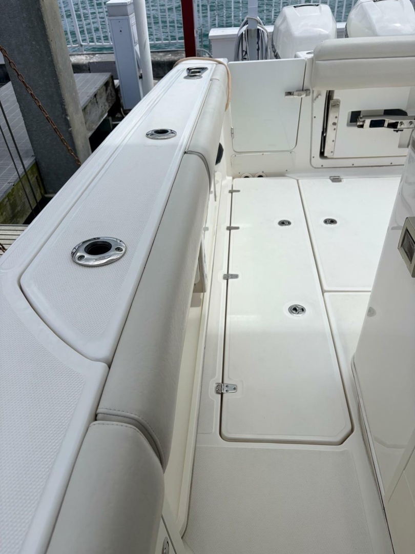 2020 Boston Whaler 380 Outrage Center Console - Image 12