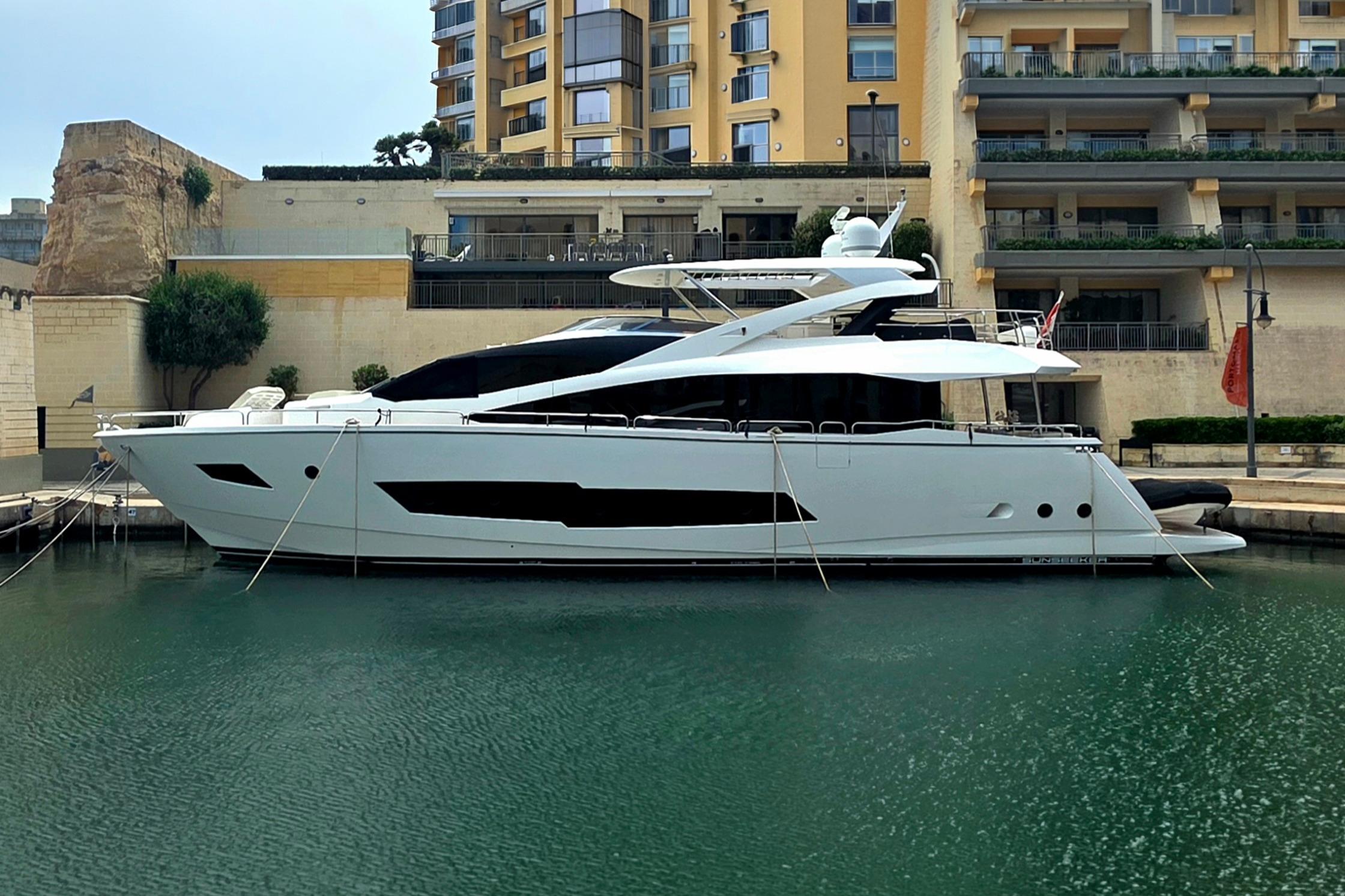 2016 Sunseeker 86 Yacht