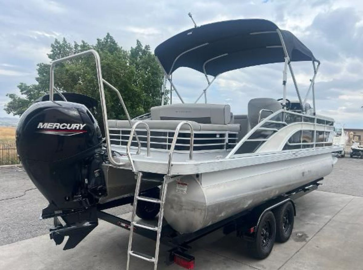2022 Bennington L 23 Swingback - 3