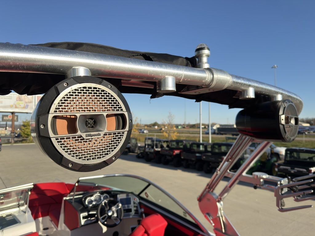 2019 MasterCraft XT22 - 20