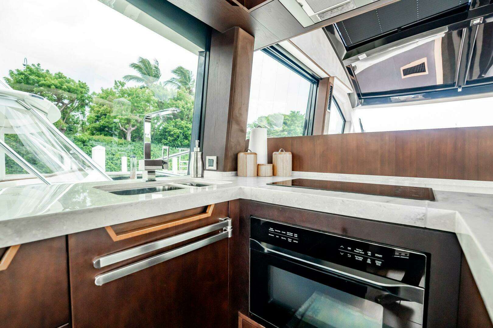 2017 Galeon 510 Skybridge - Image 12
