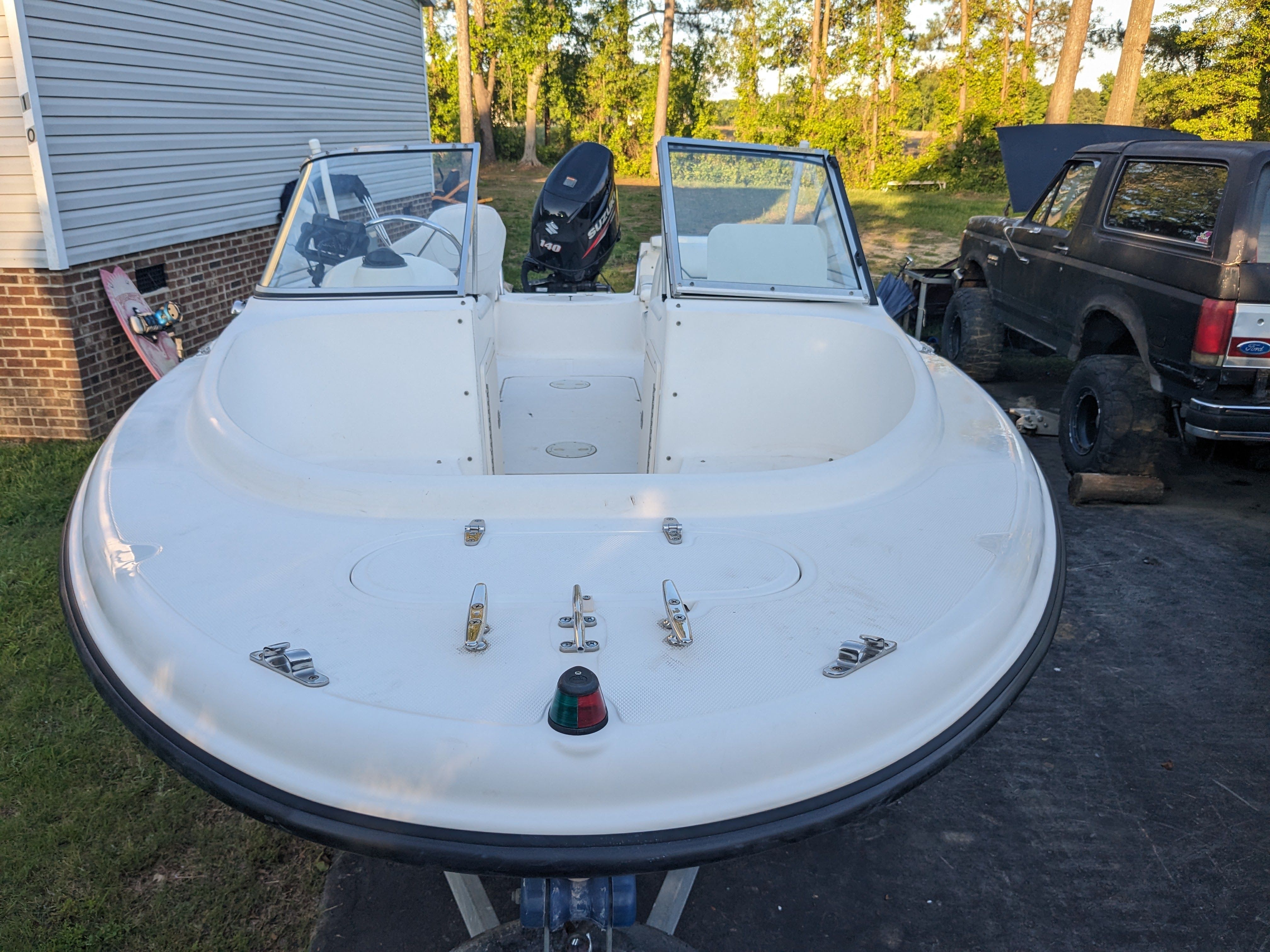 2000 Sea Hunt Escape 200 boat parked outdoors.