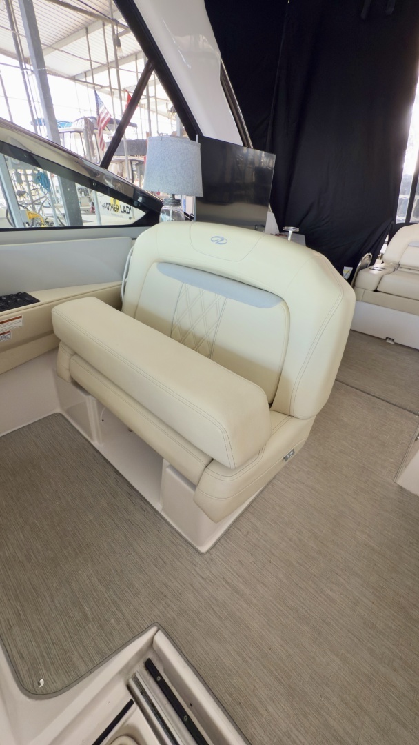 2020 Regal 33 Express - Image 7
