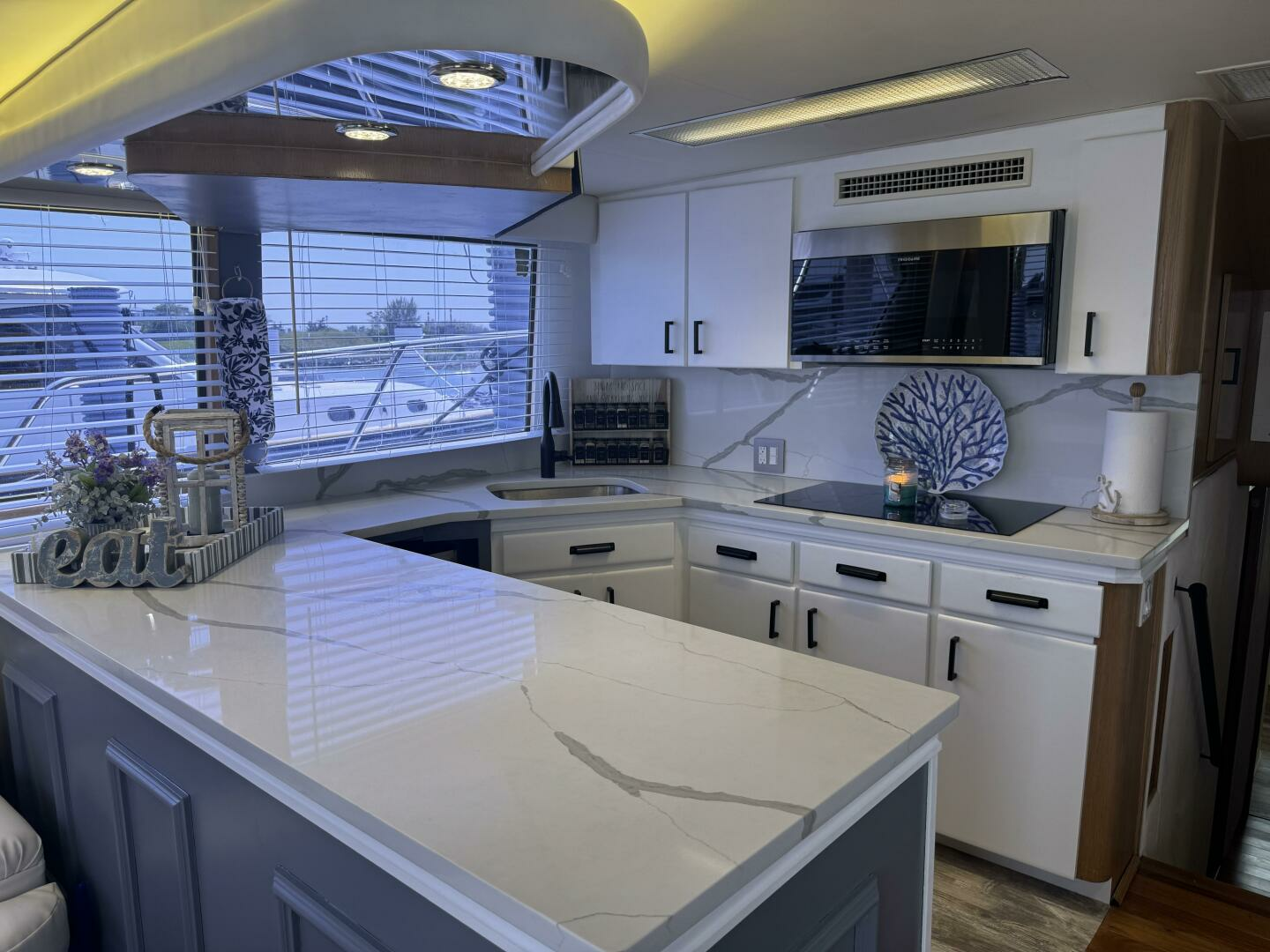 1994 Hatteras 54 Yacht - Image 25