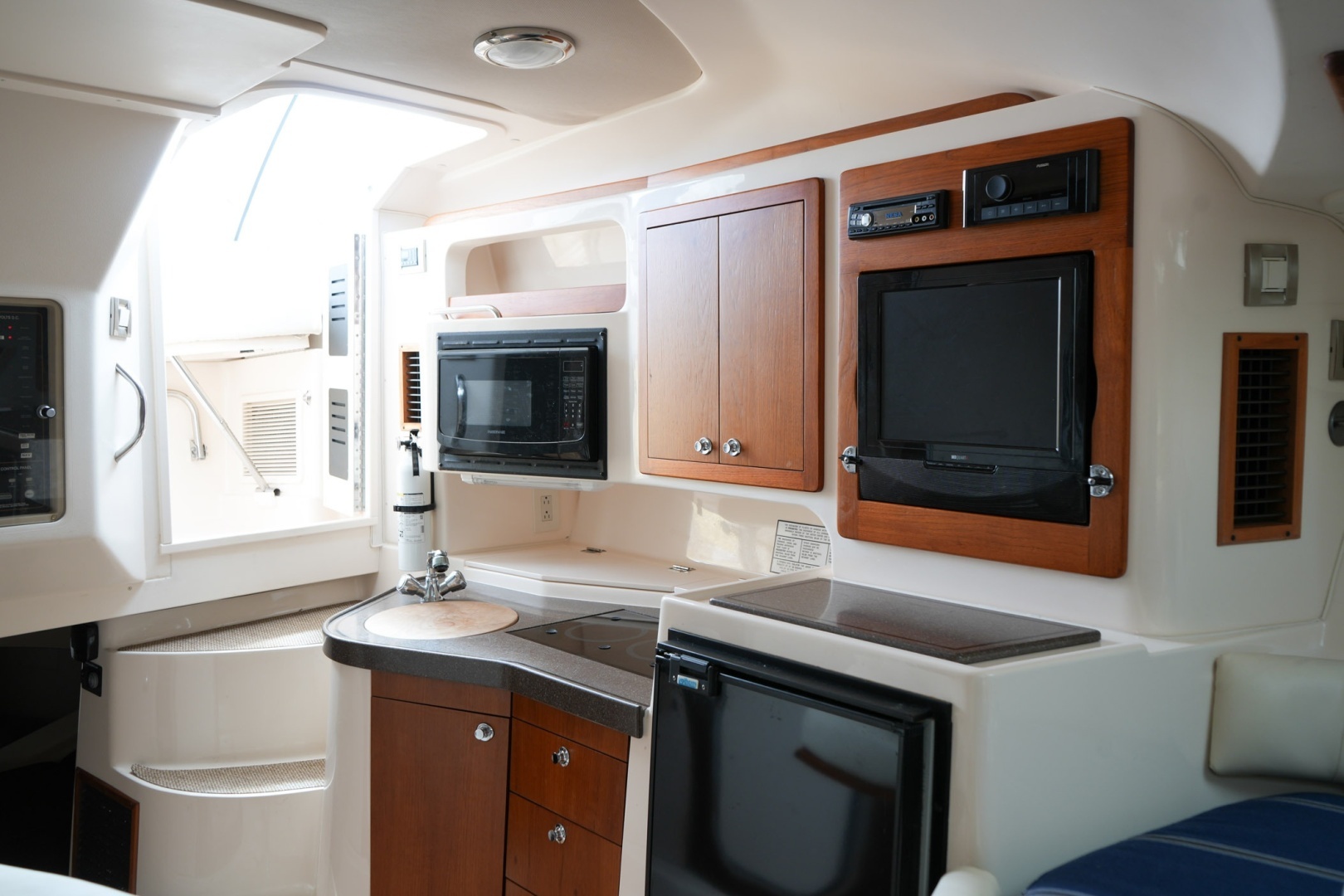 2009 Grady-White Express 330 - Image 12