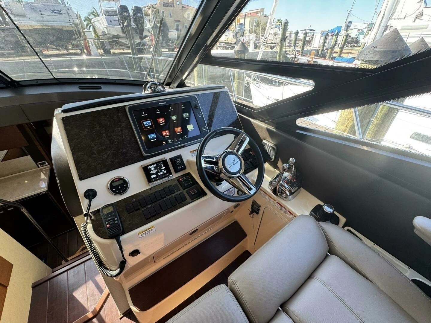 2016 Sea Ray 470 Sundancer - Image 2