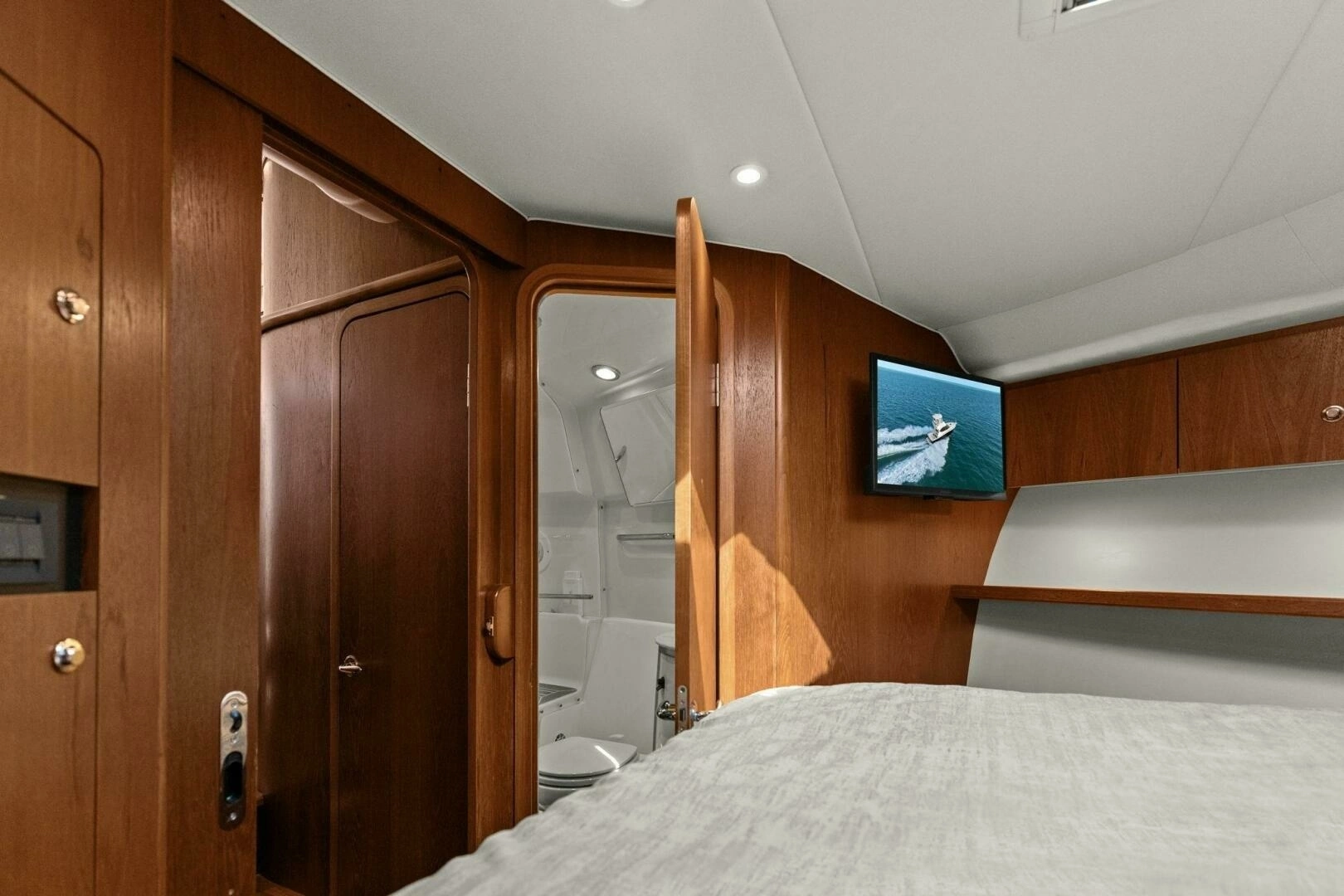2013 Tiara Yachts 3900 Convertible - Image 23