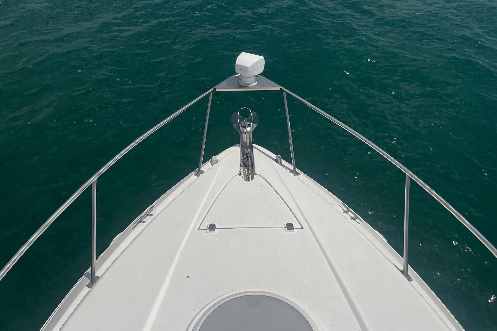 Bow view of 2004 Cruisers Yachts 280 CXi Express on open water.