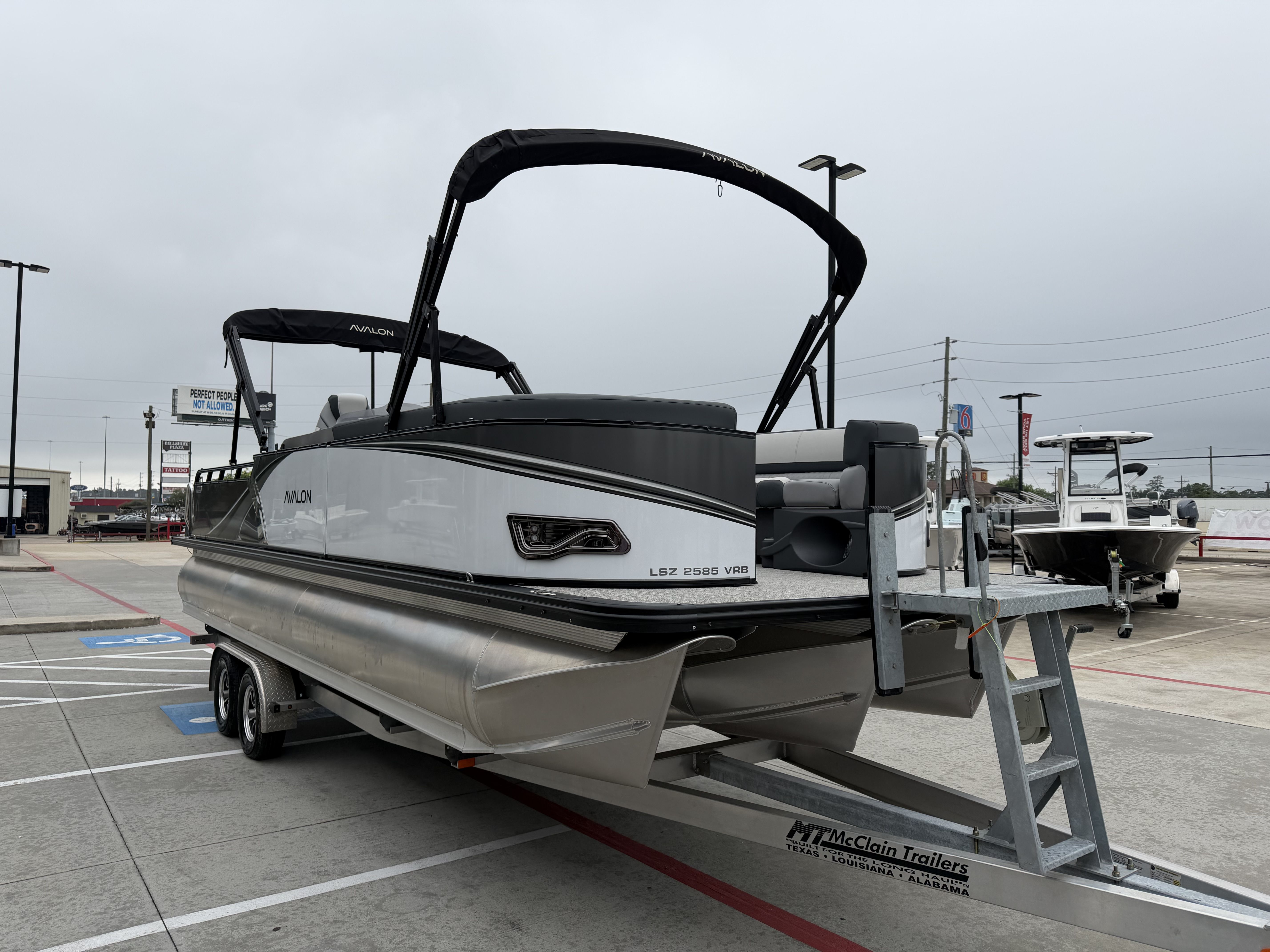 2025 Avalon LSZ Versatile Rear Bench - 25' - 6
