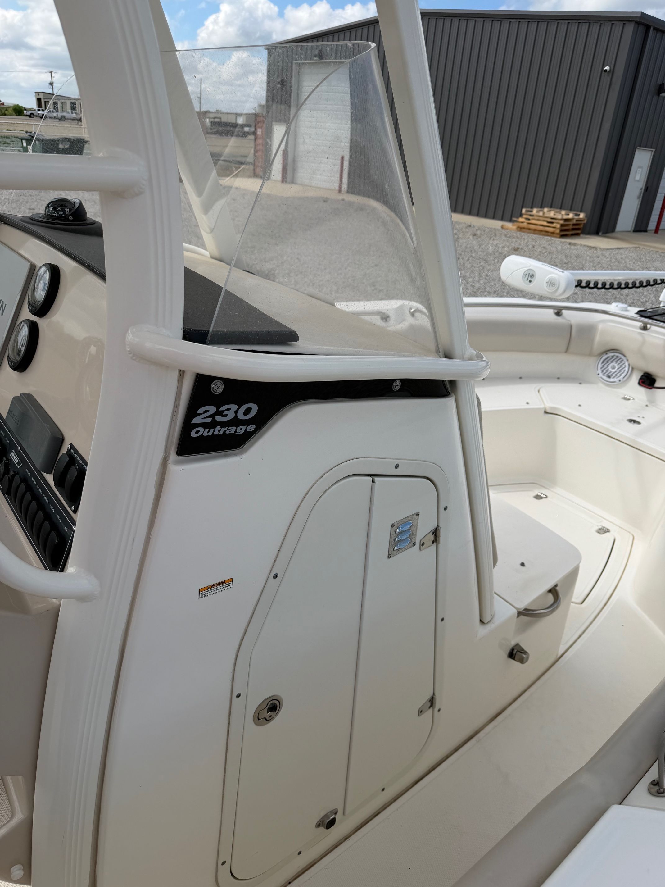Boston Whaler 230 Outrage 2020, interior view of helm station.