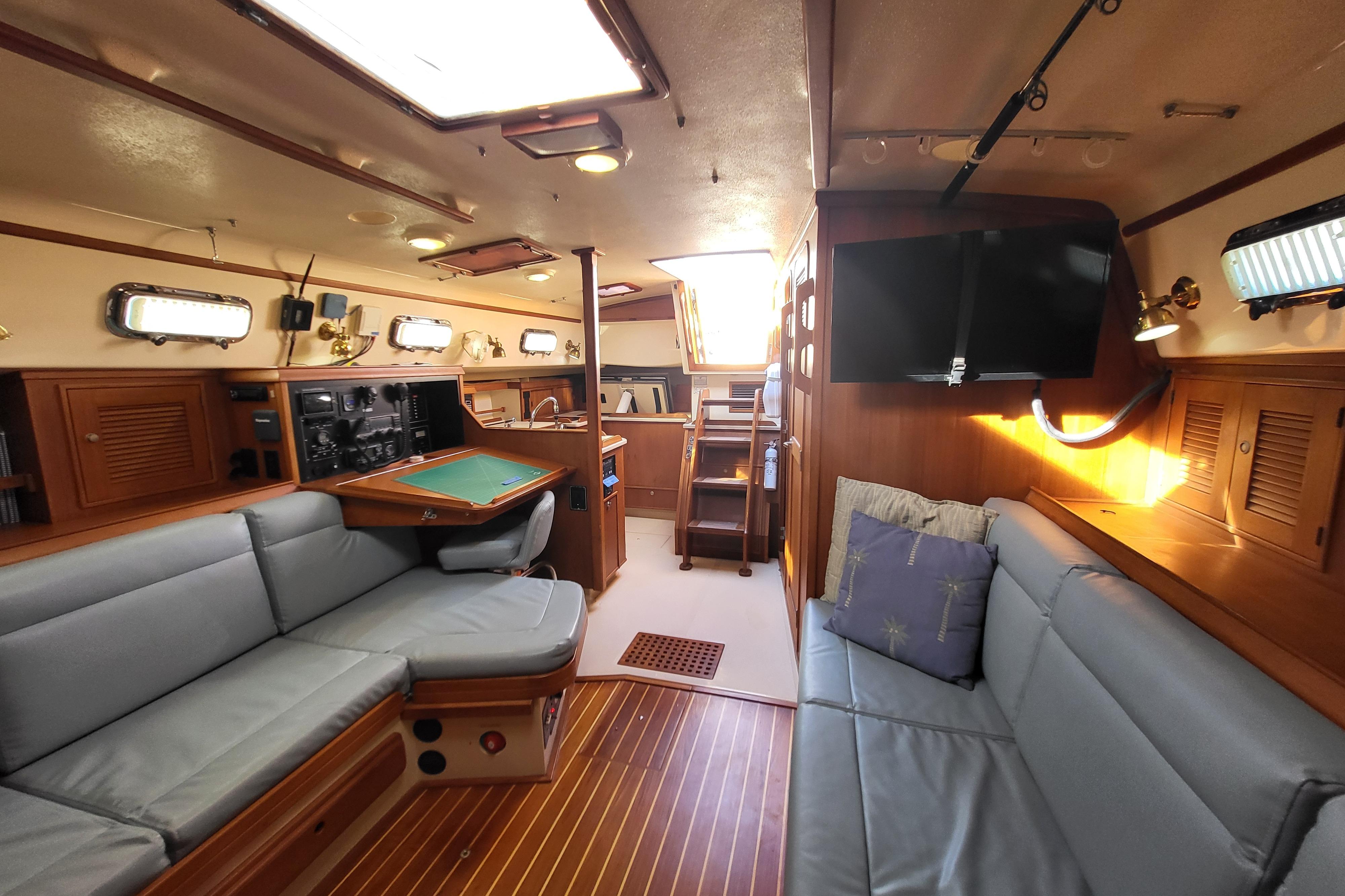 Interior of 2000 Island Packet 420 yacht with cozy seating and modern amenities.