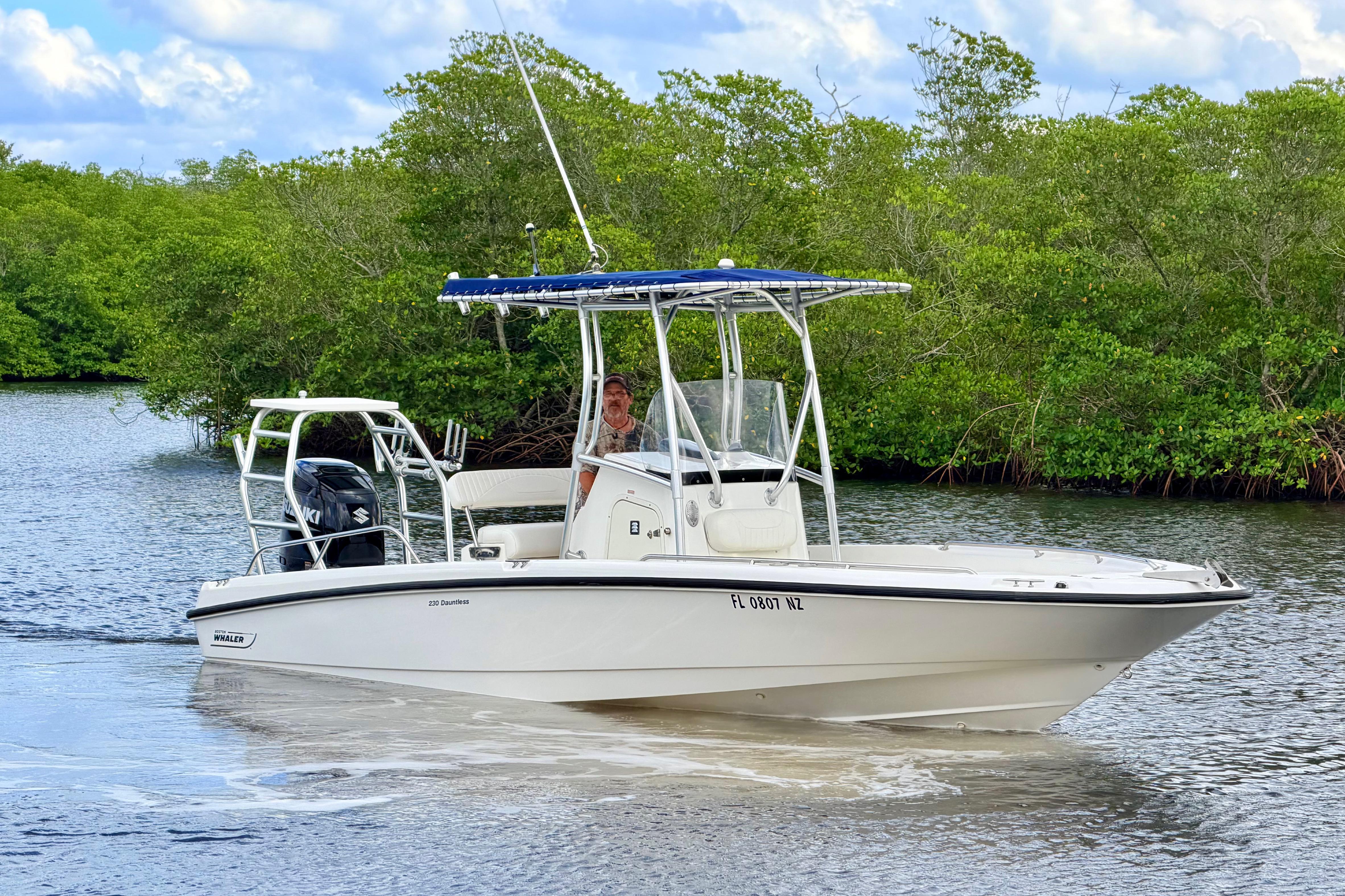 2009 Boston Whaler 230 Dauntless