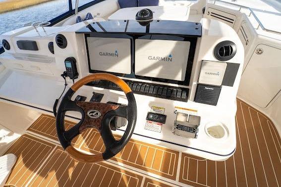 Helm of 2006 Sea Ray 580 Sedan Bridge with Garmin navigation displays.