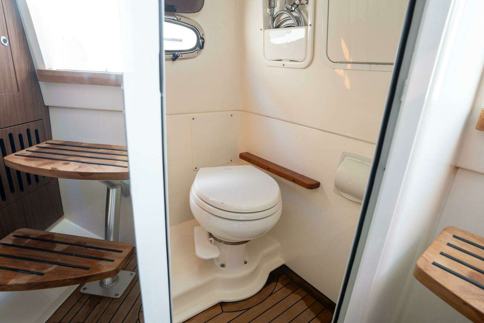 2020 Boston Whaler 380 Outrage Center Console - Image 31