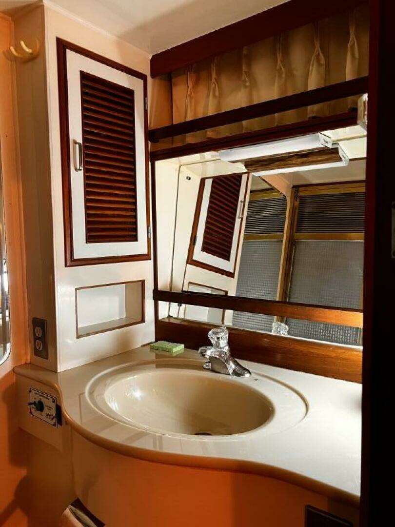 1989 Hi-Star 48 Sundeck - Image 57